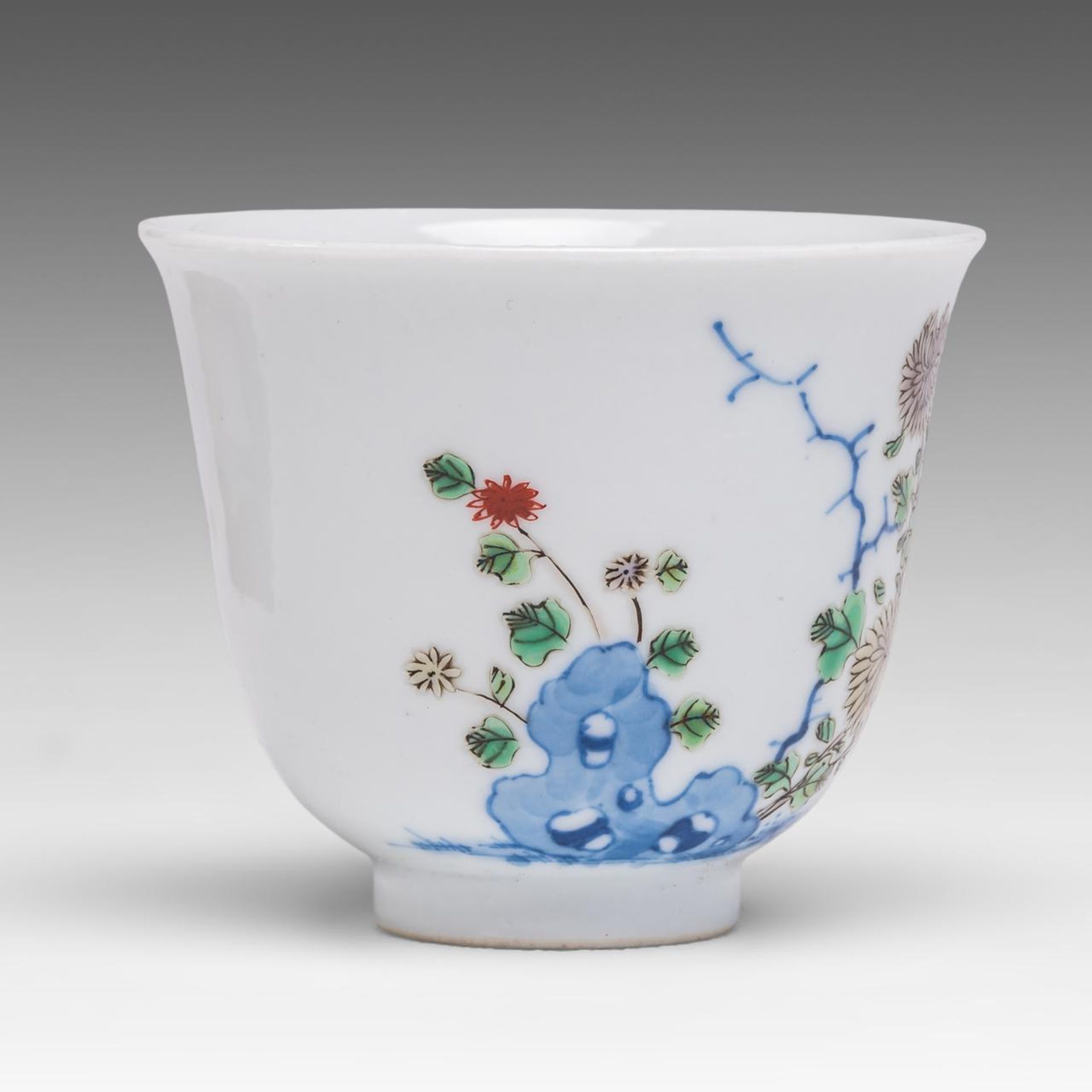 A Chinese famille verte 'Chrysanthemum' cup, with a Kangxi mark, H 5 cm - Image 4 of 6