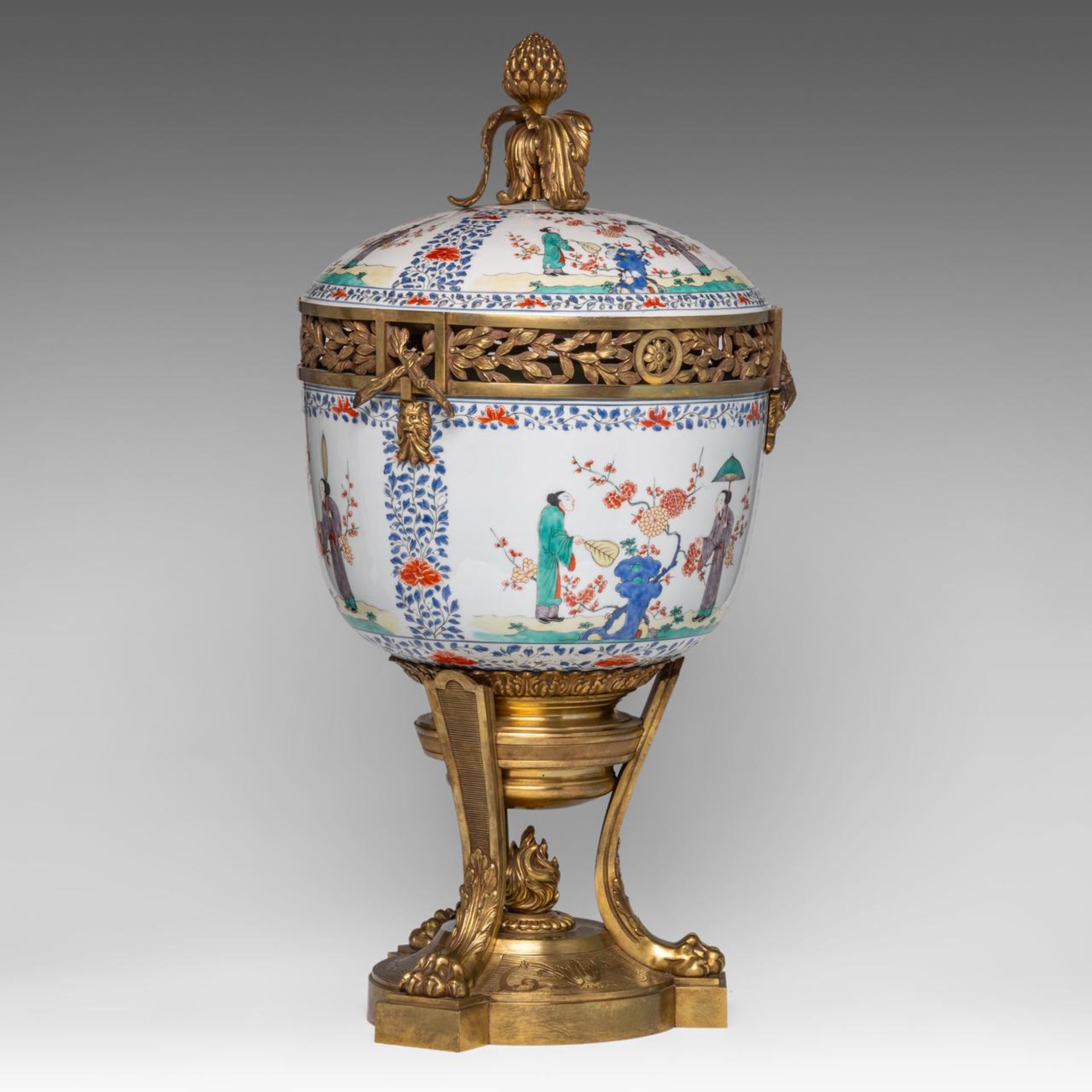 A Kakiemon-style tureen and cover, impressively mounted, late 18thC, total H 66 cm - Bild 4 aus 9