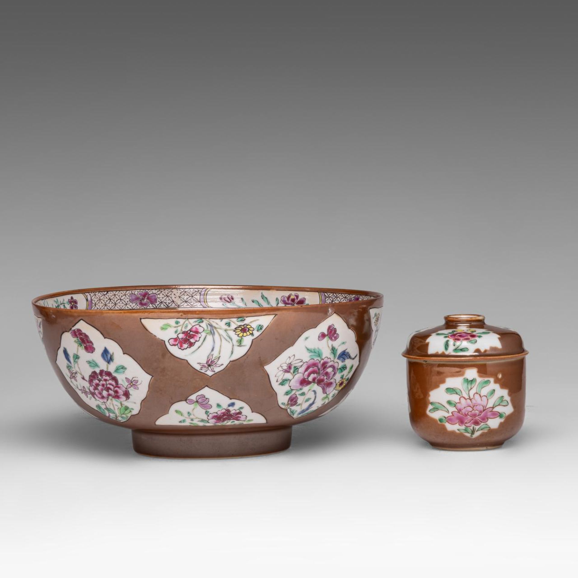 A small collection of Chinese famille rose, blue and white, and Imari export porcelain ware, 18thC, - Bild 13 aus 25