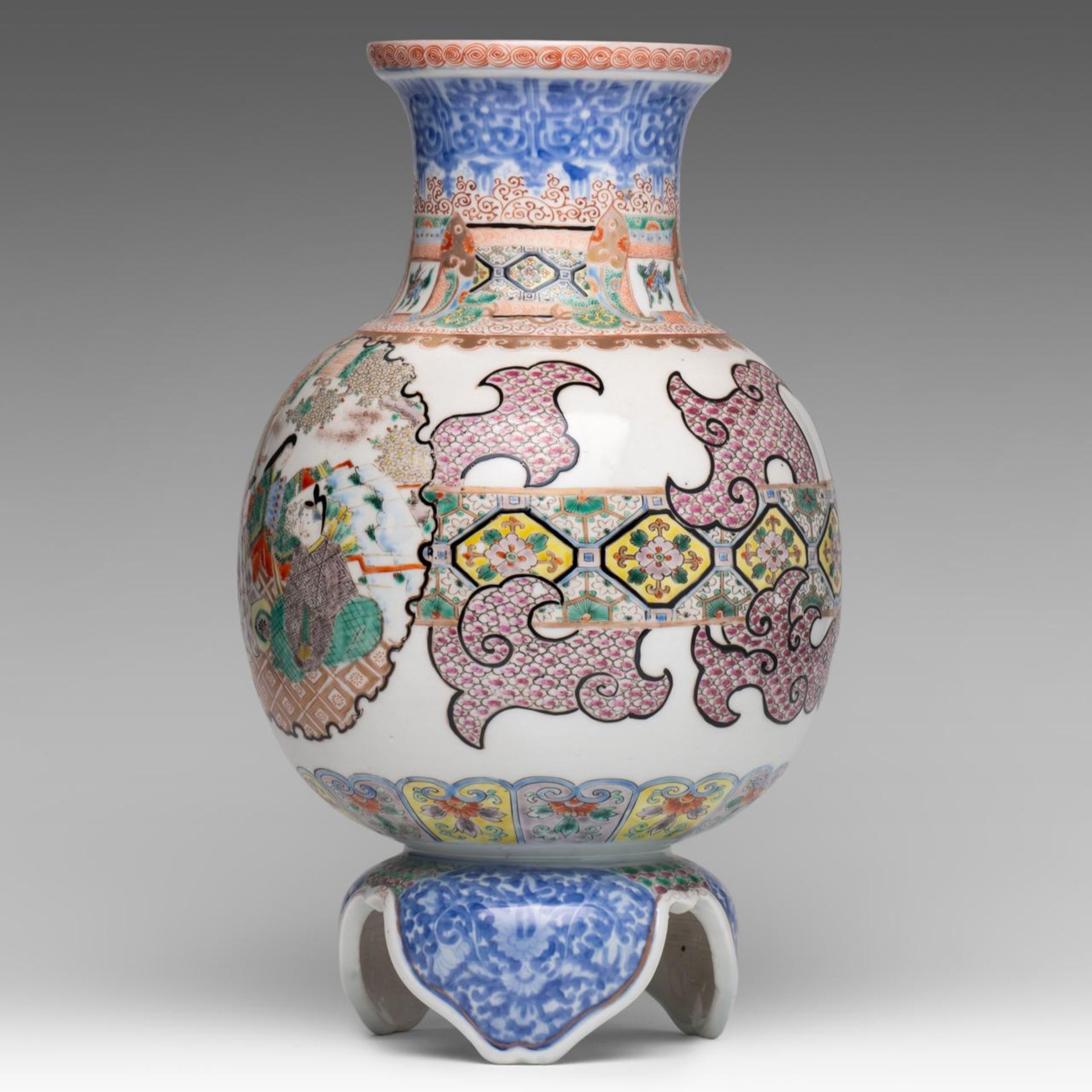 A Japanese Imari 'Figural' vase, raised on a tripod, late Meiji, Total H 34,5 cm - Bild 4 aus 6