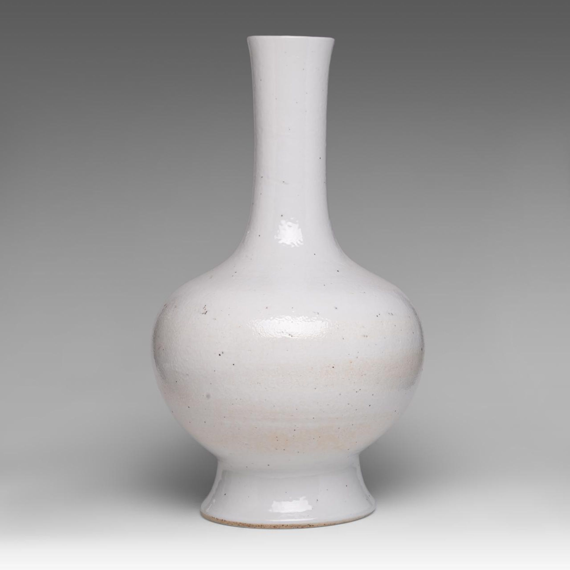An impressive Chinese white porcelain bottle vase, Ming or later, H 57 cm - Bild 2 aus 6
