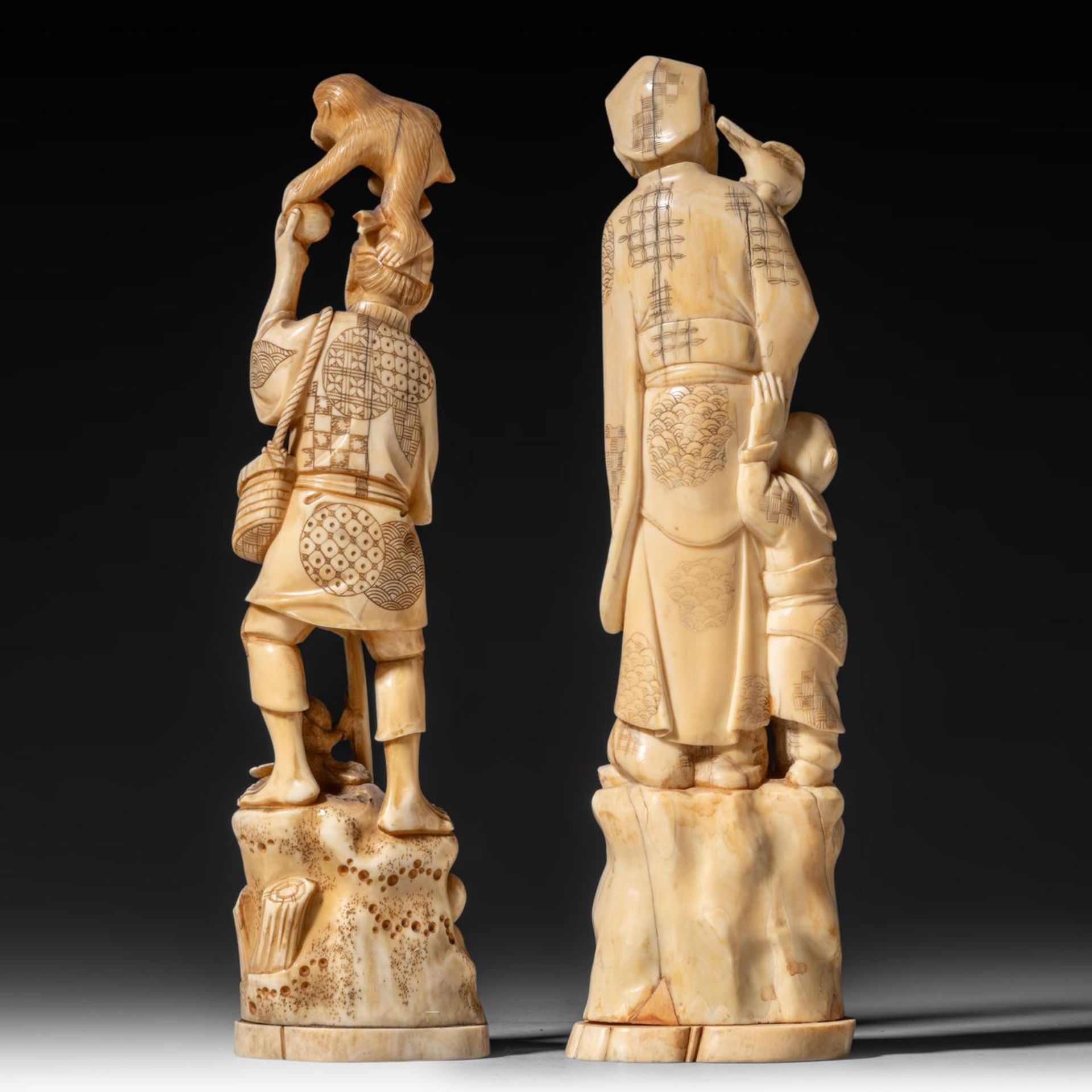 Two Japanese walrus ivory figures, Taisho, H 25,3 - 25,8 cm / 358 - 567 g - Image 4 of 9