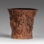 A Chinese carved sandalwood brush pot, H 13,5 cm