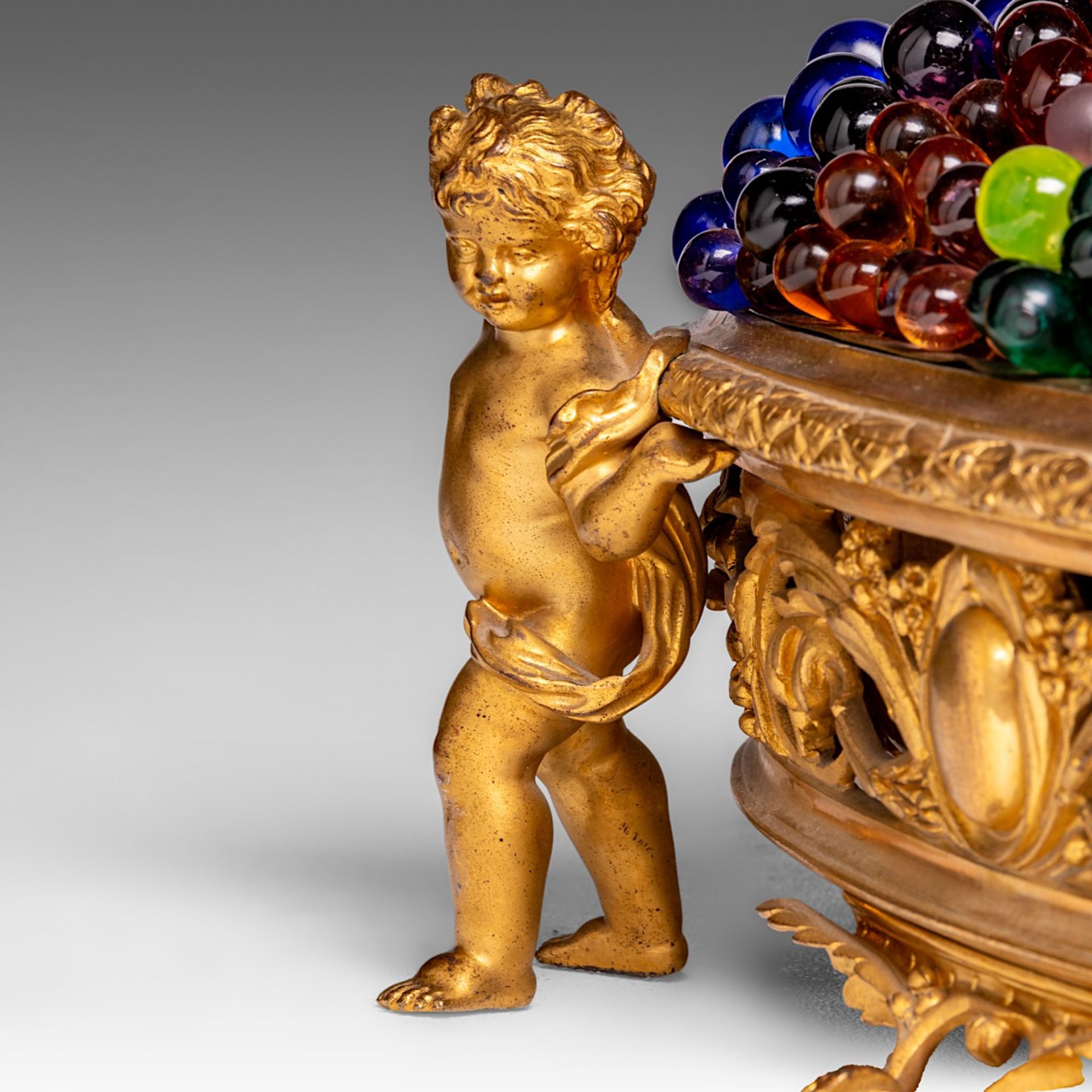 A Neoclassical gilt bronze and glass 'piece de milieu' fruit basket table lamp, ca. 1900, H 20 - W 4 - Image 15 of 16