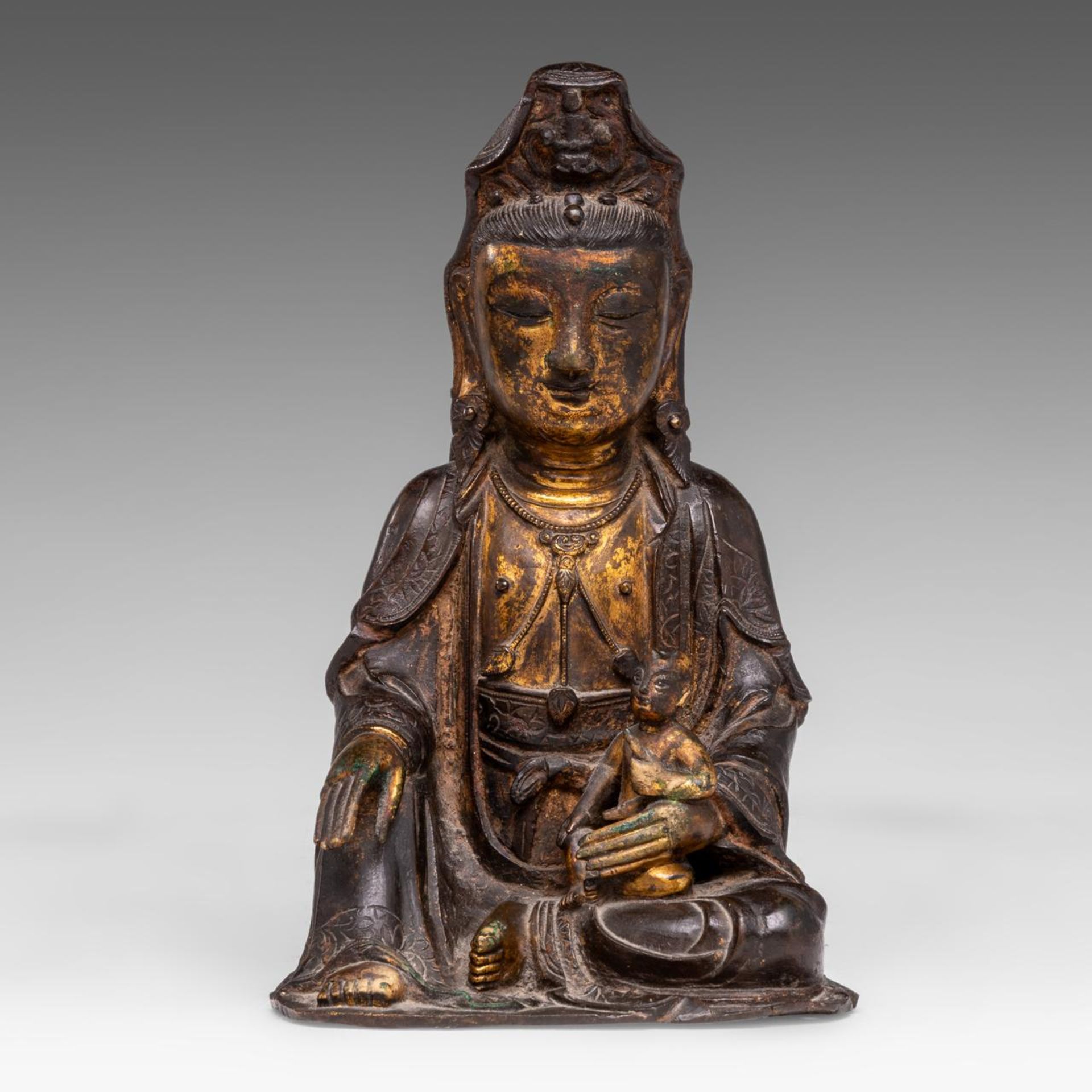 A Chinese gilt bronze figure of seated Bodhisattva Avalokiteshvara (Songzi Guanyin), late Ming, H 22 - Image 2 of 8