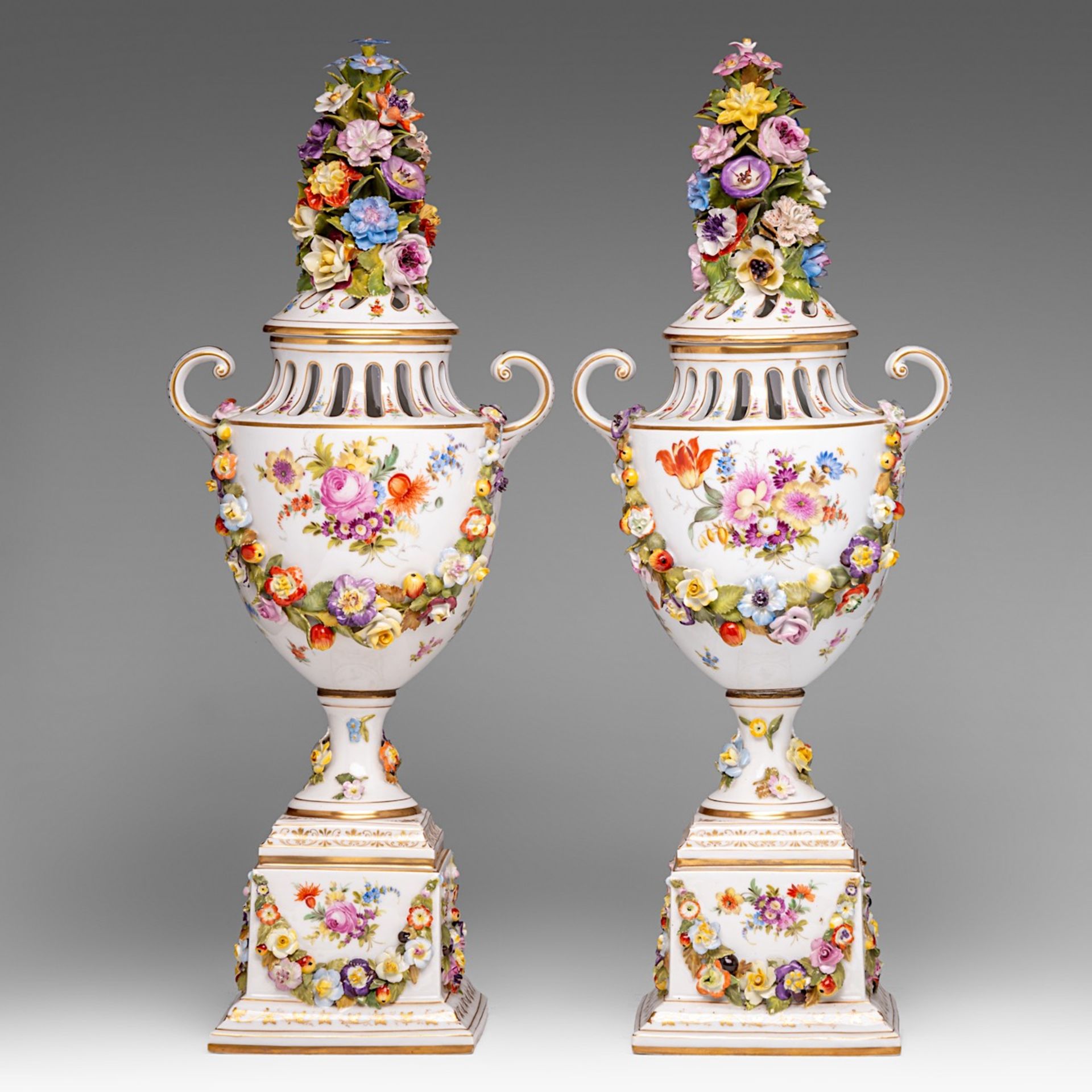 A pair of Saxony porcelain urns, with hand-painted roundels and flower relief decoration, marked Aug - Bild 3 aus 12