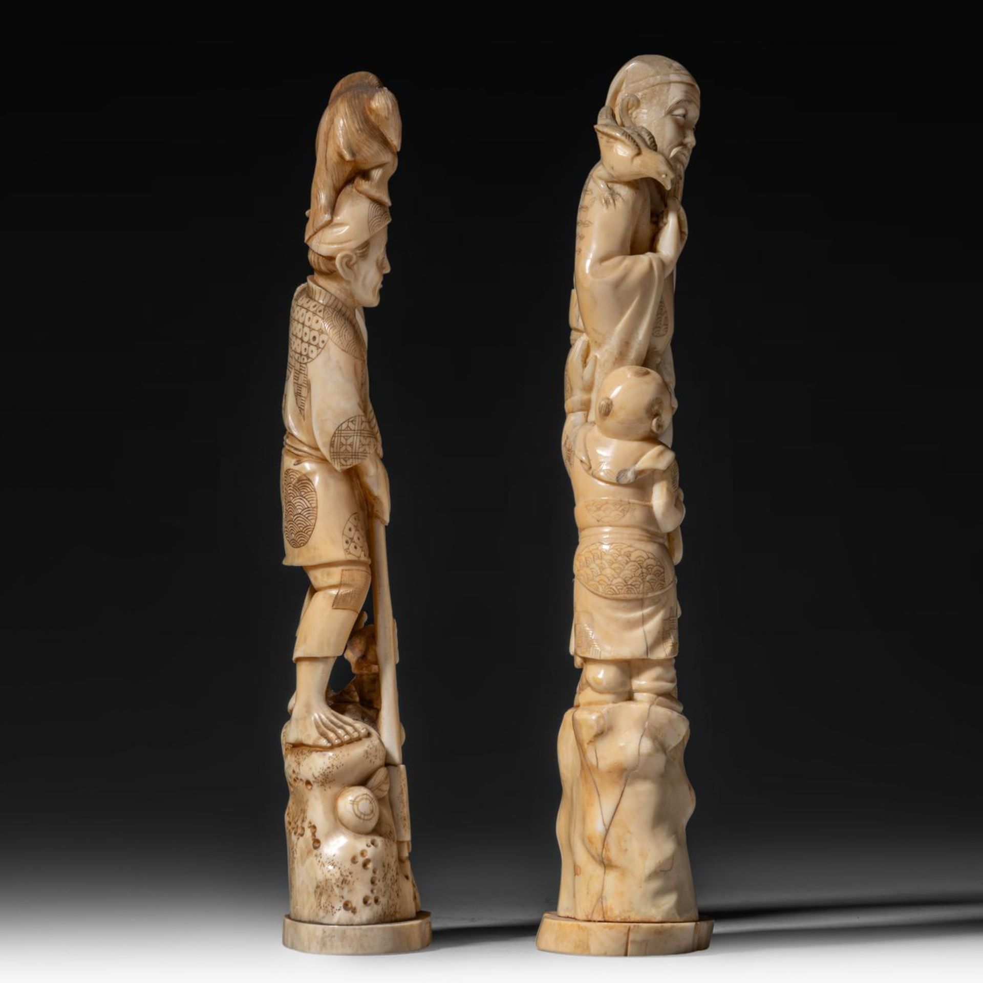 Two Japanese walrus ivory figures, Taisho, H 25,3 - 25,8 cm / 358 - 567 g - Image 6 of 9
