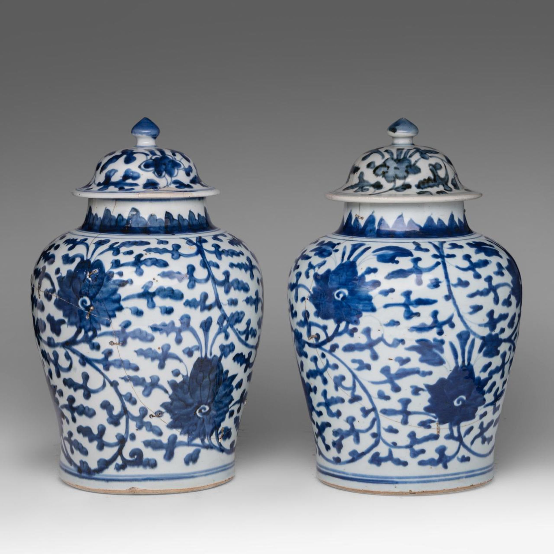 A pair of Chinese blue and white 'Scrolling Lotus' baluster vases and covers, early Qing, H 37 cm - Image 3 of 8