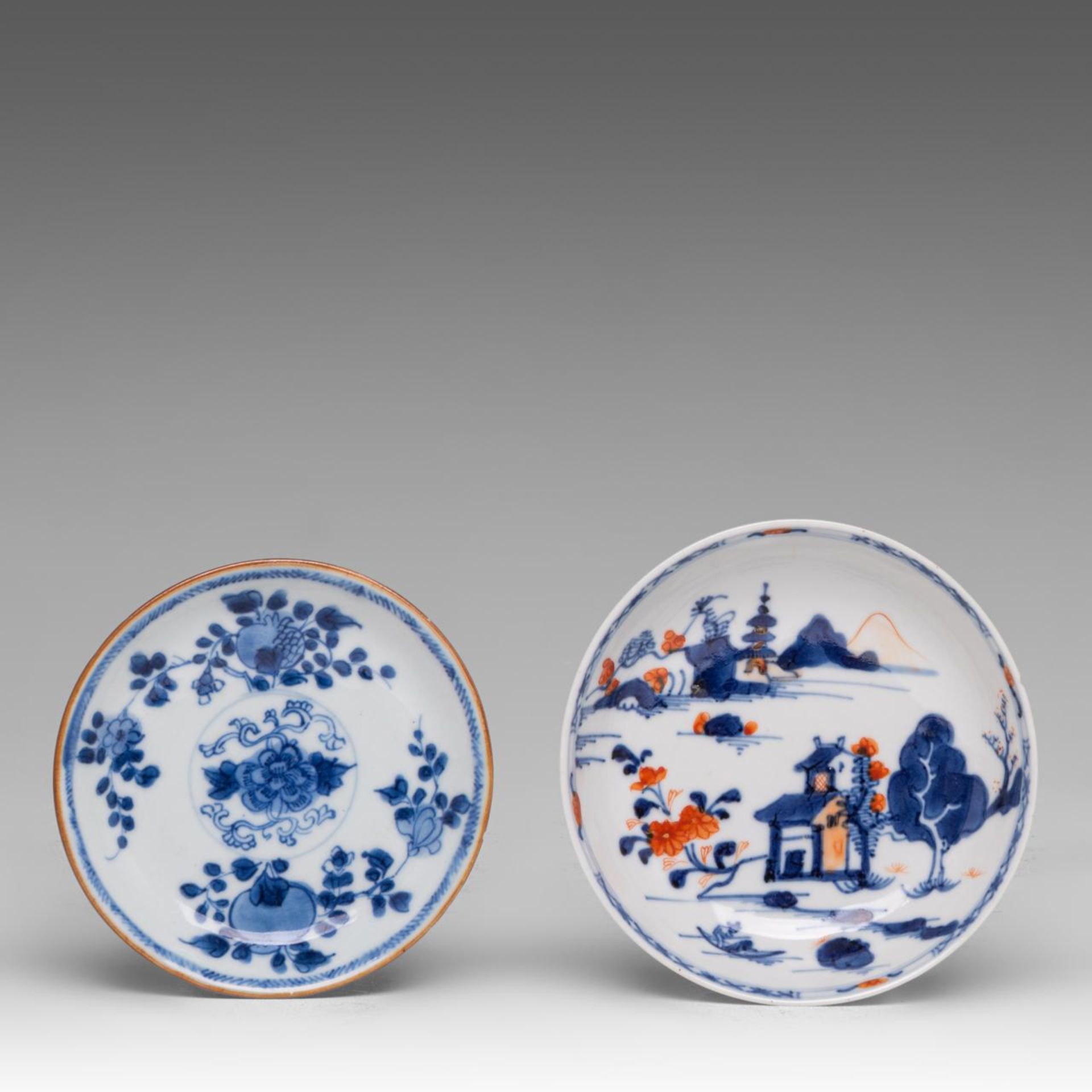 A small collection of Chinese famille rose, blue and white, and Imari export porcelain ware, 18thC, - Bild 18 aus 25