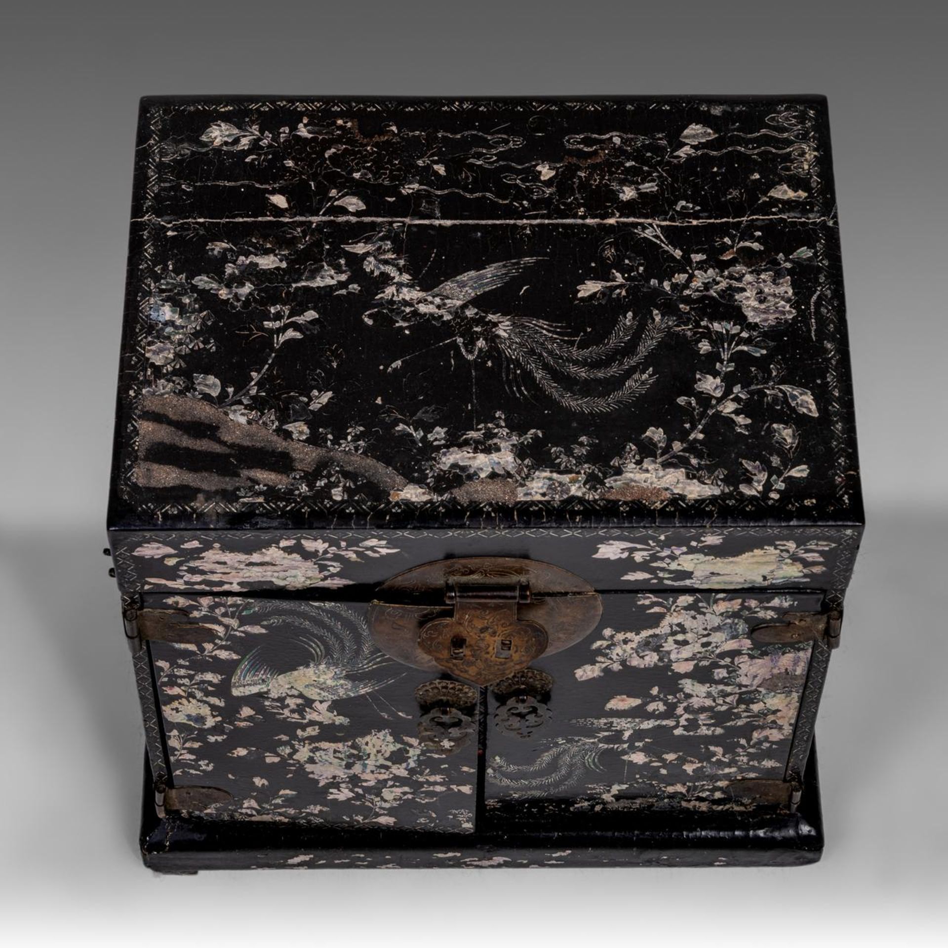 A Chinese lac burgaute travelling writing box or table cabinet, 17thC/18thC, H 31 - 28,5 x 21 cm - Image 3 of 7