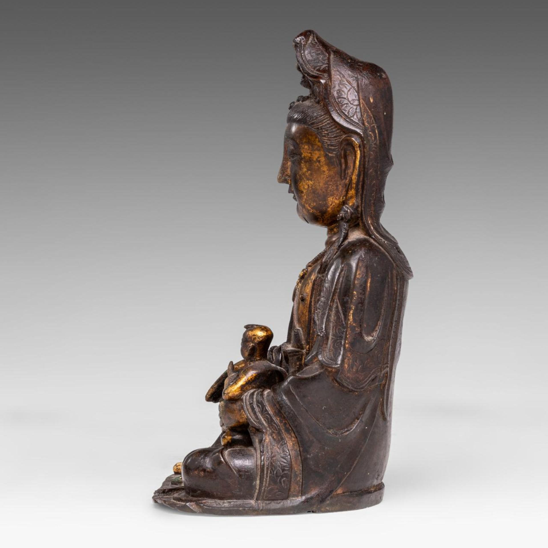 A Chinese gilt bronze figure of seated Bodhisattva Avalokiteshvara (Songzi Guanyin), late Ming, H 22 - Image 4 of 8