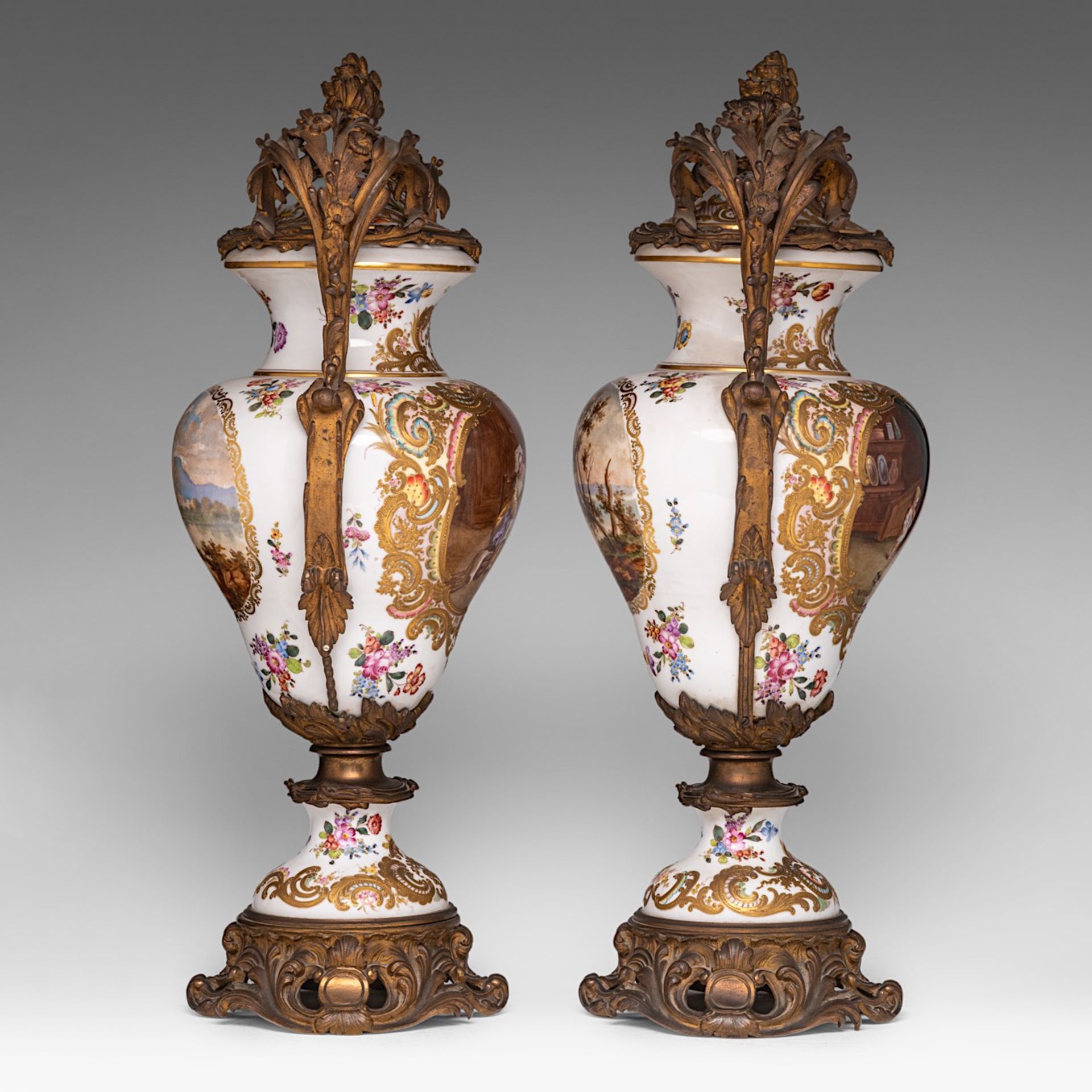 An imposing pair of Rococo Revival porcelain vases with hand-painted scenes after Jean-Baptiste Greu - Bild 4 aus 11