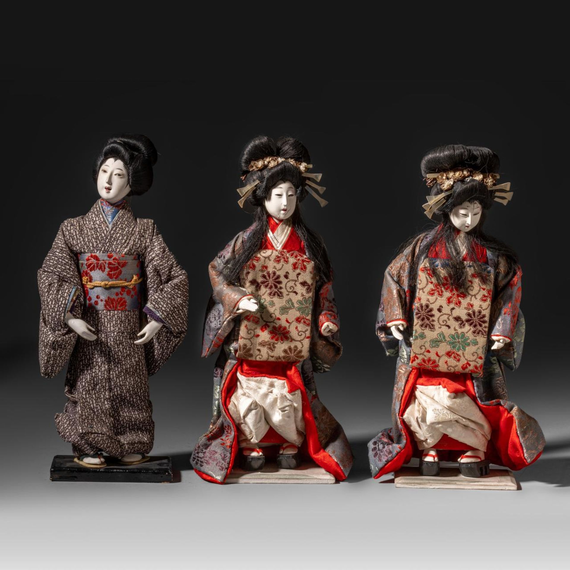 A collection of five Isho Ningyo costume display dolls, Meiji/Taisho period, tallest H 27,5 cm - Image 2 of 9