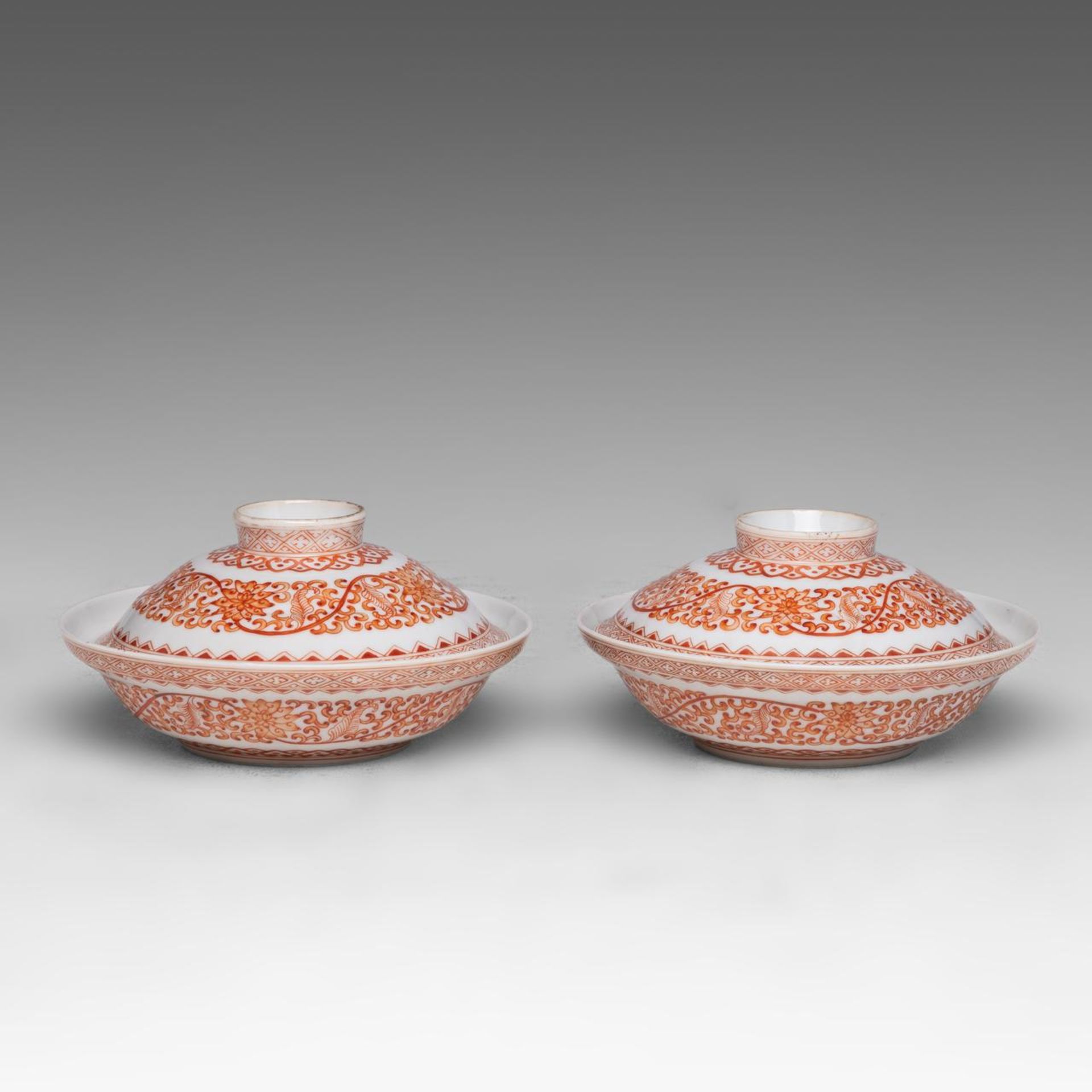 A pair of Chinese iron-red 'Lotus Scroll' lidded serving bowls, marked Guangxu and of the period, di - Bild 4 aus 10