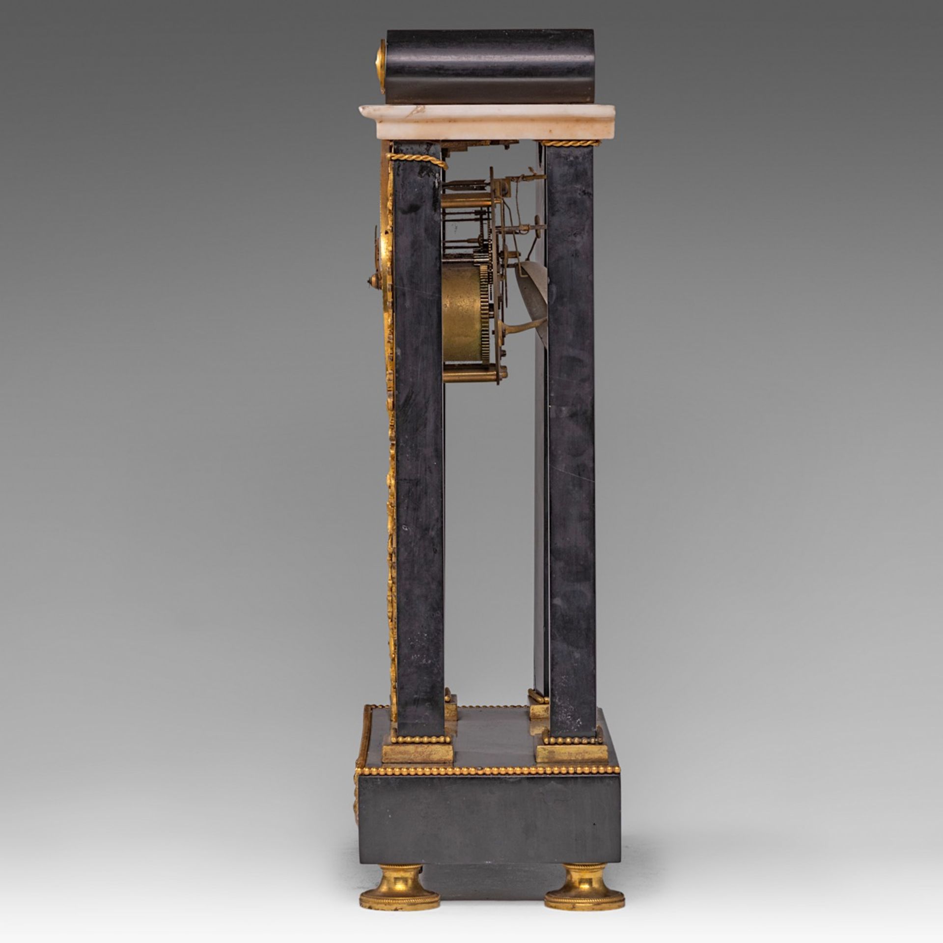 A marble Louis XVI column pendulum with gilt bronze mounts, ca. 1800, H 42 cm - Image 3 of 6