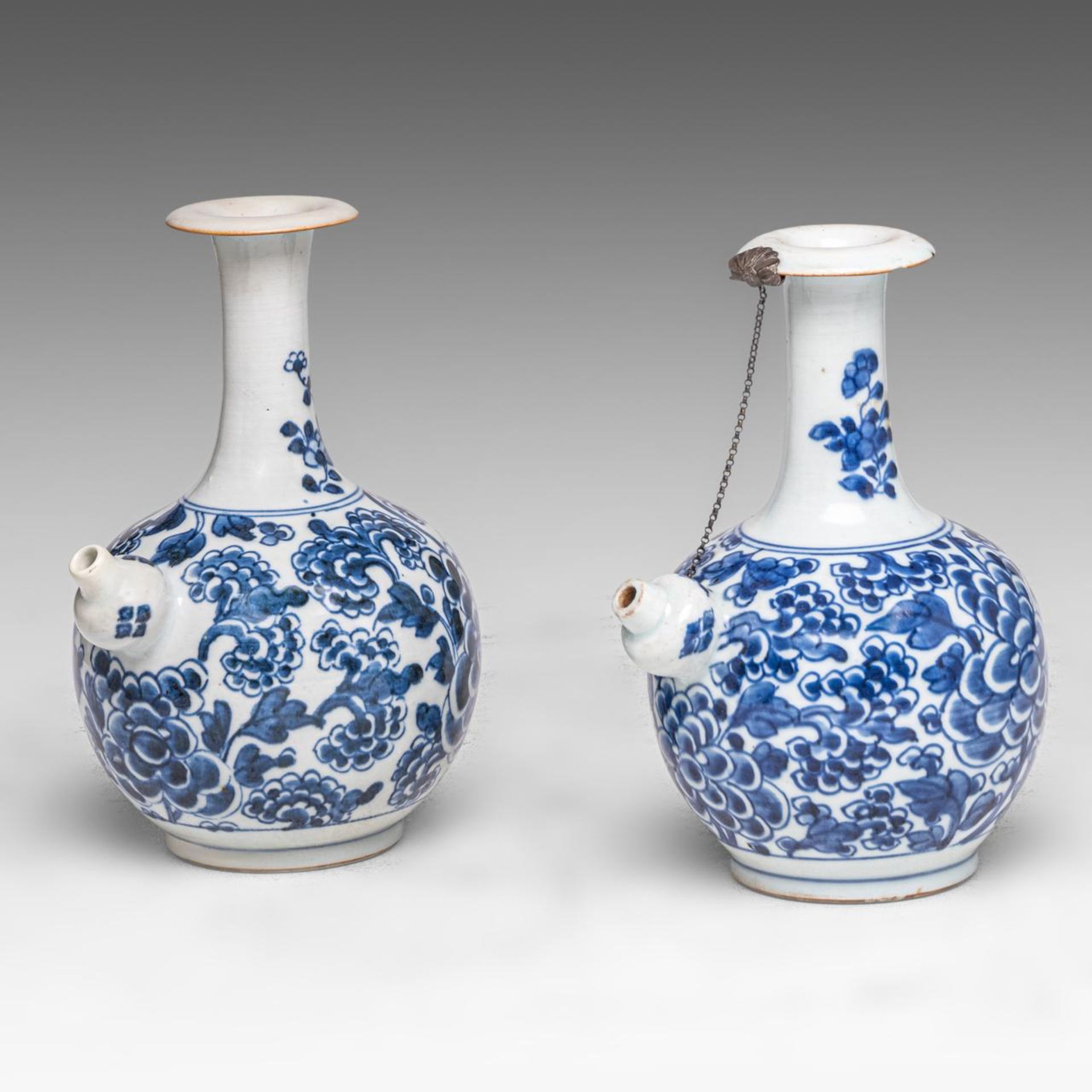 Two Chinese 'Peony scrolls' kendi jugs, Transitional/ Kangxi period, H 20 cm