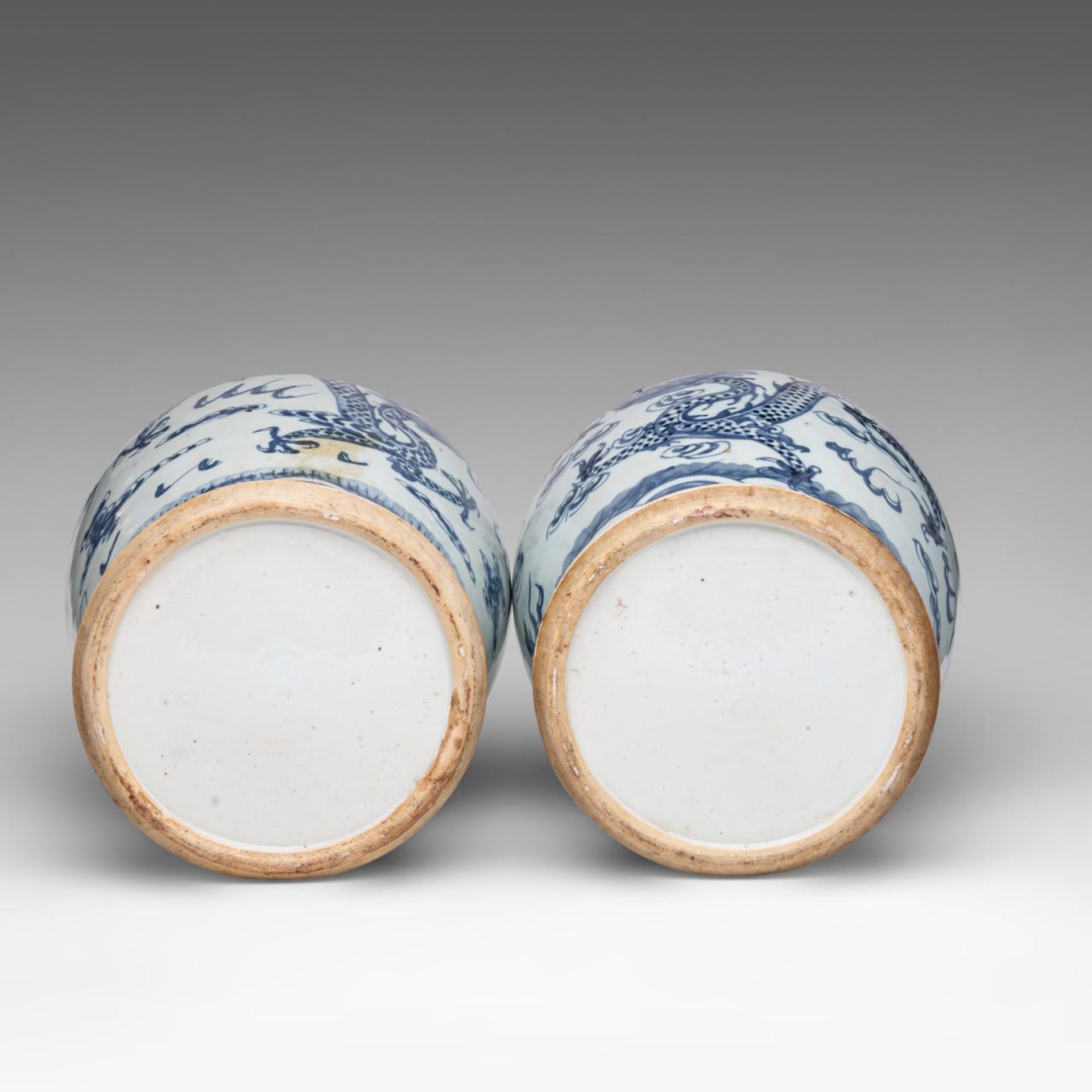 A pair of Chinese blue and white 'Dragons' covered jars, 18thC/19thC, H 45 cm - Bild 6 aus 8