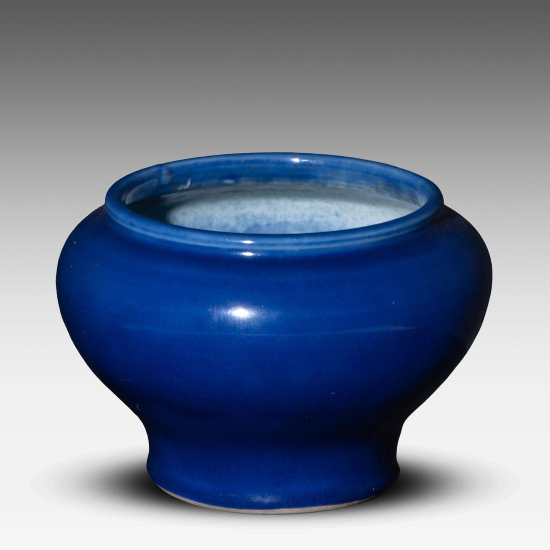 A Chinese monochrome blue glazed jar, late 19thC/20thC, H 15,5 cm - Bild 4 aus 6