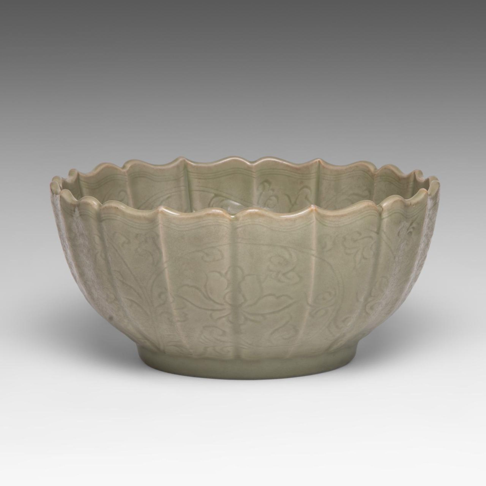 A large Chinese carved Longquan celadon bracket-lobed rim bowl, Ming dynasty, dia 31,5 - H 15 cm - Image 4 of 6