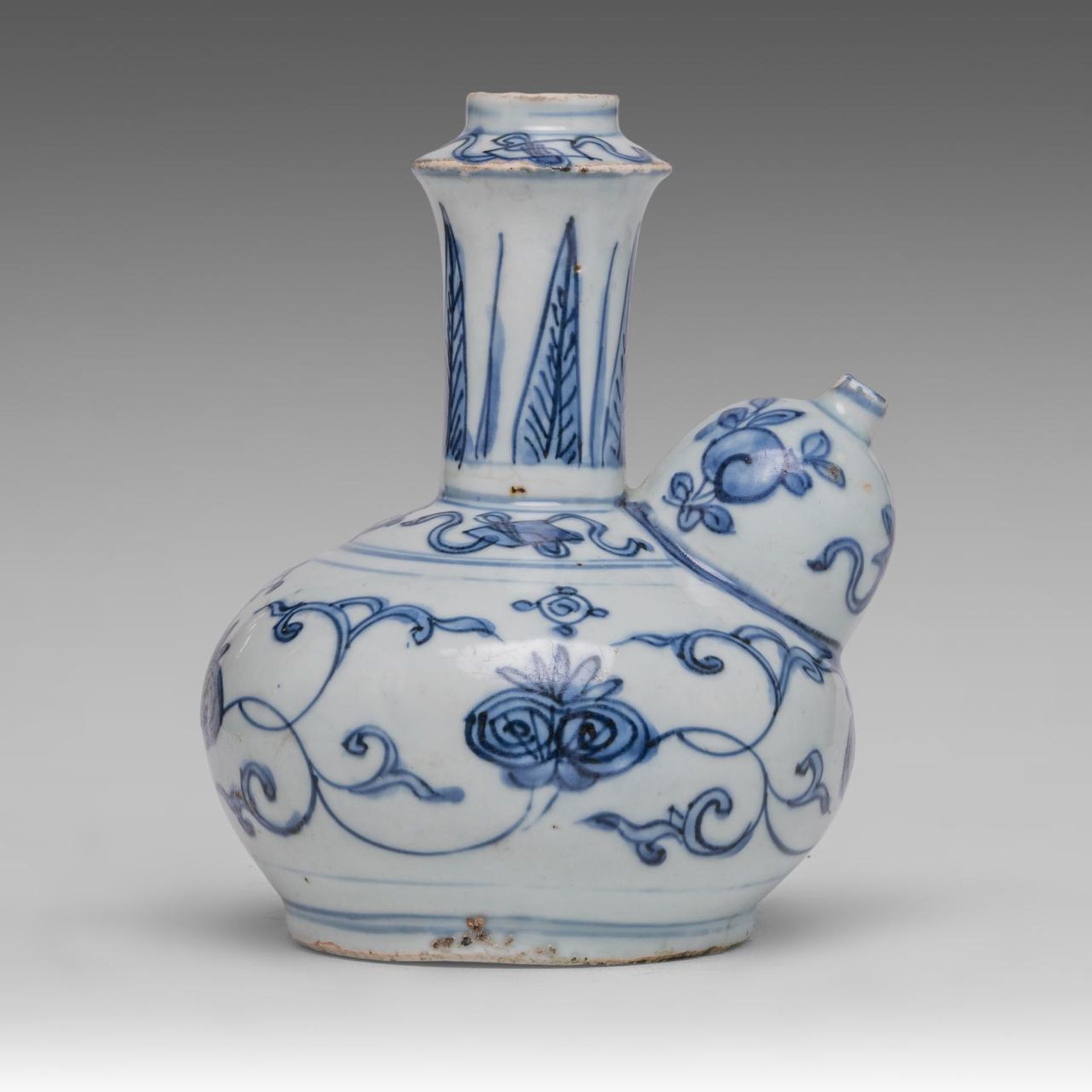 A Chinese blue and white 'Pomegranate' kendi jug, Ming dynasty, H 18 cm - Image 3 of 6