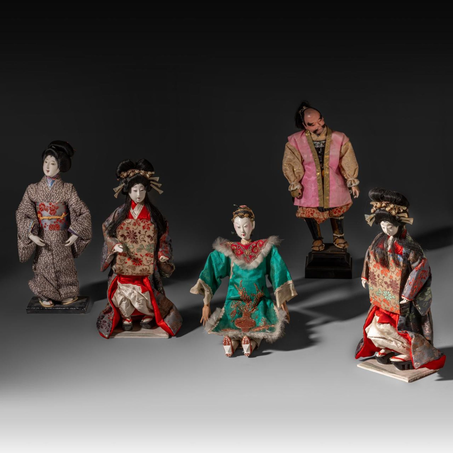 A collection of five Isho Ningyo costume display dolls, Meiji/Taisho period, tallest H 27,5 cm