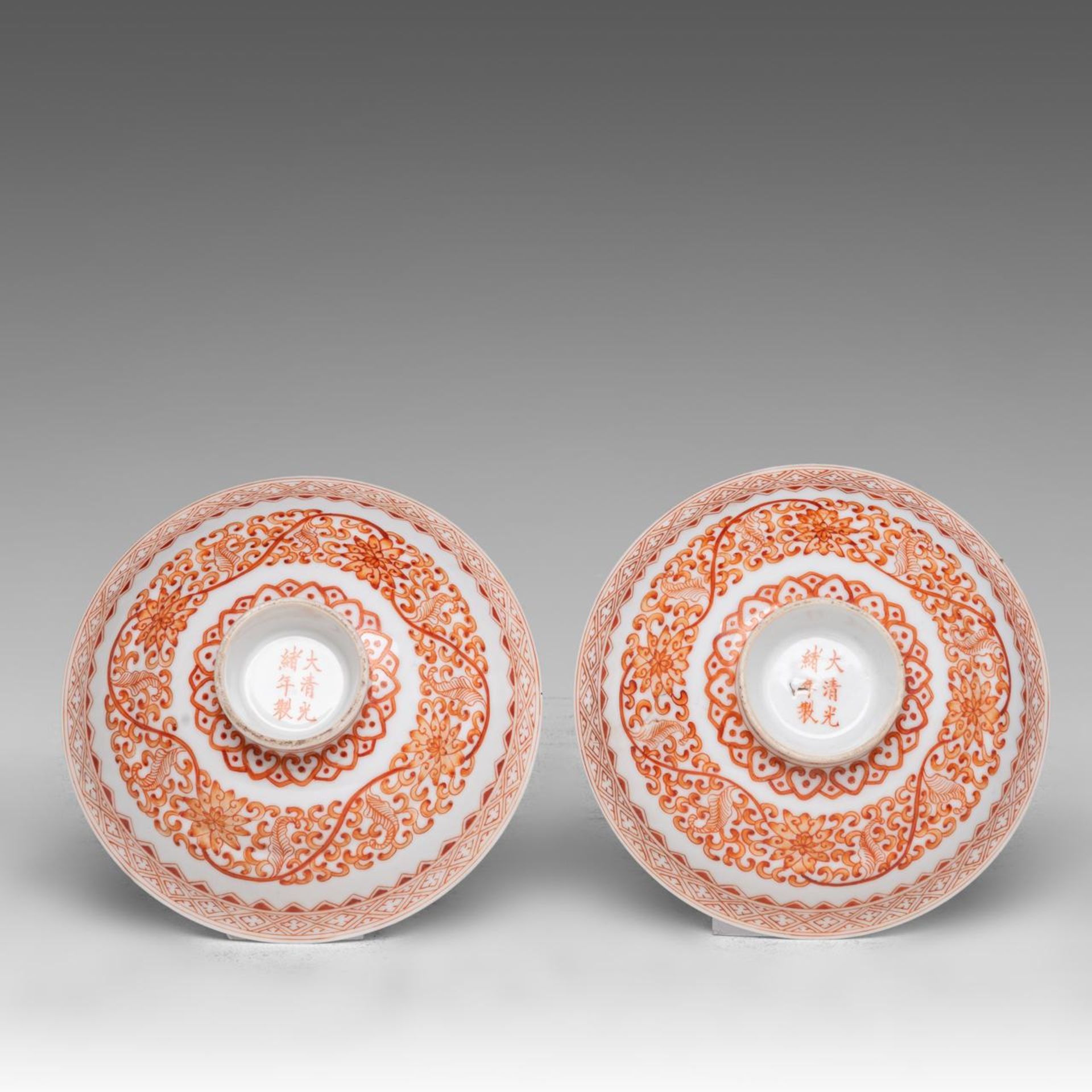 A pair of Chinese iron-red 'Lotus Scroll' lidded serving bowls, marked Guangxu and of the period, di - Bild 5 aus 10