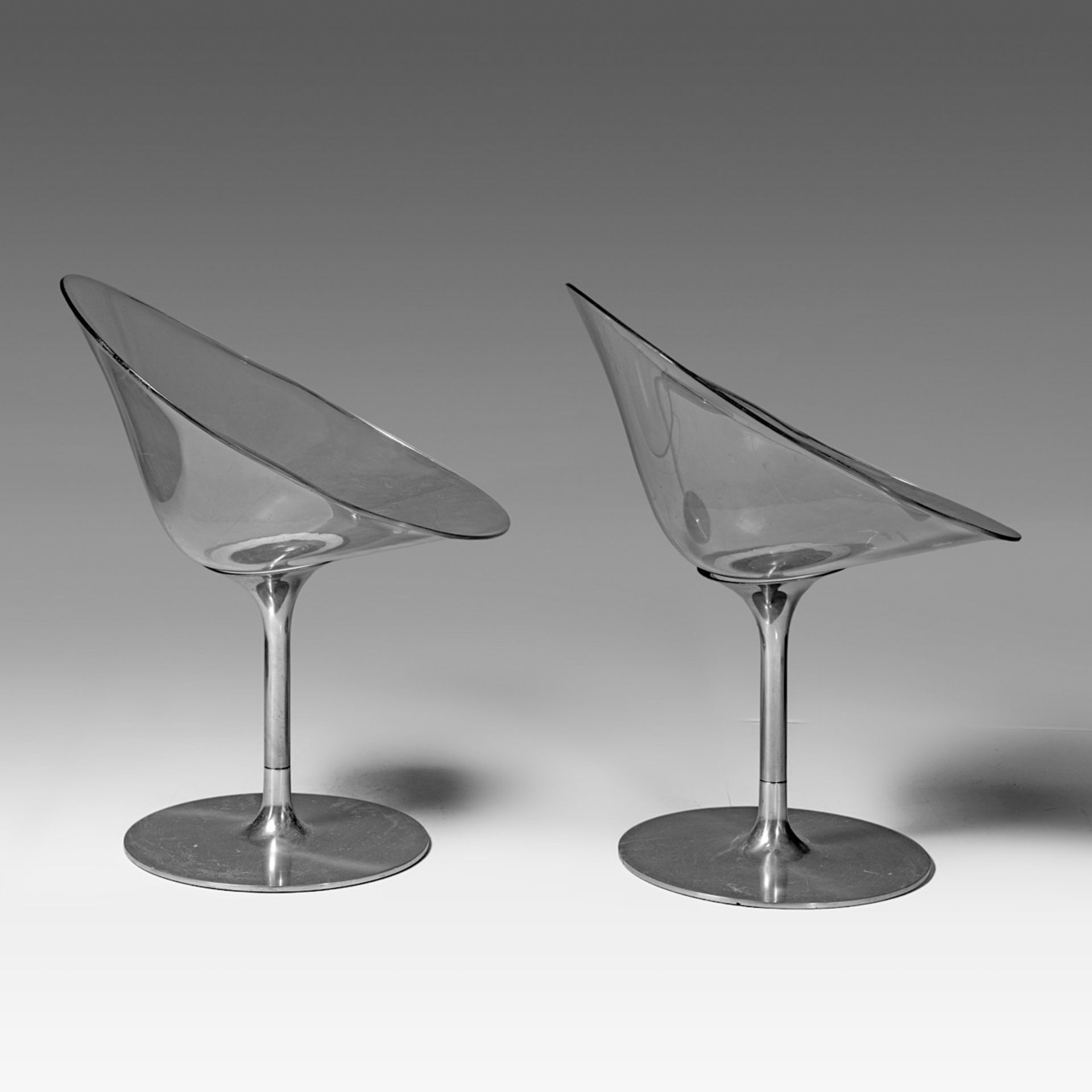 A pair of Italian design clear lucite model 'Eros' swivel chairs, by Philippe Starck for Karell, H 8 - Image 6 of 10