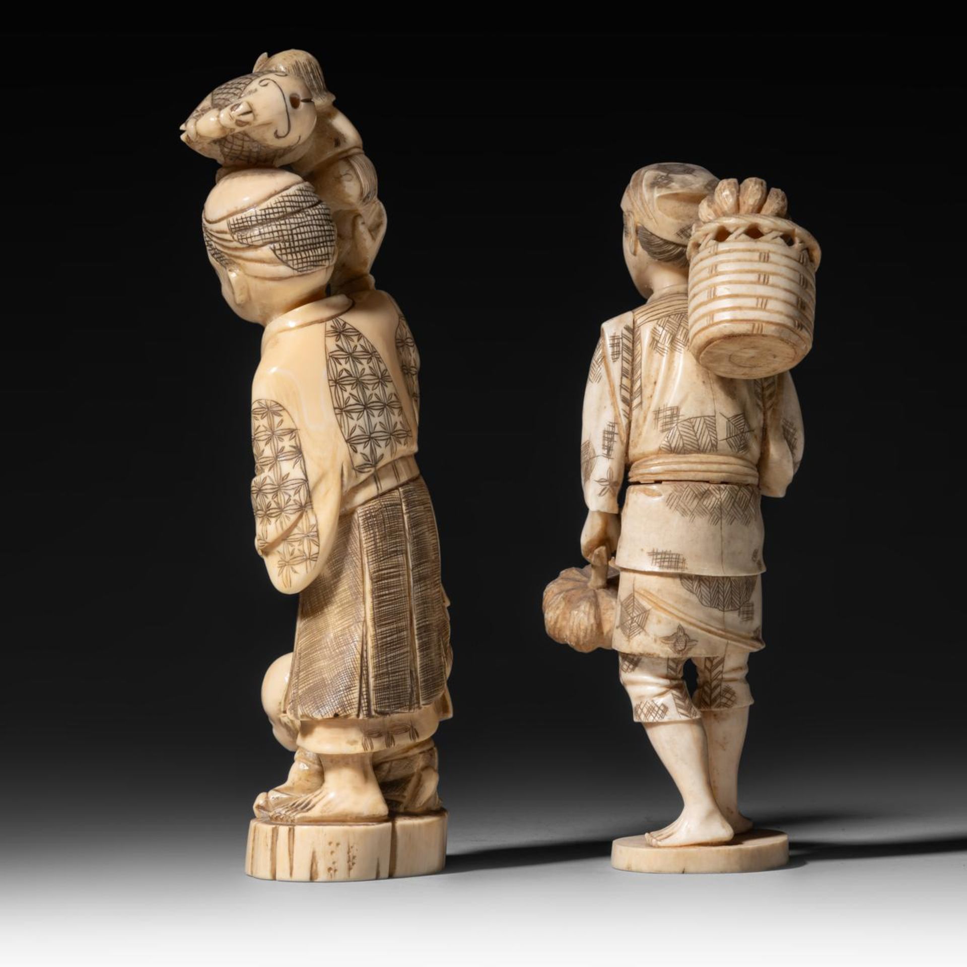 Two Japanese walrus ivory figures, Taisho, H 21,4 - 18,5 cm / 528 - 314 g - Image 4 of 9