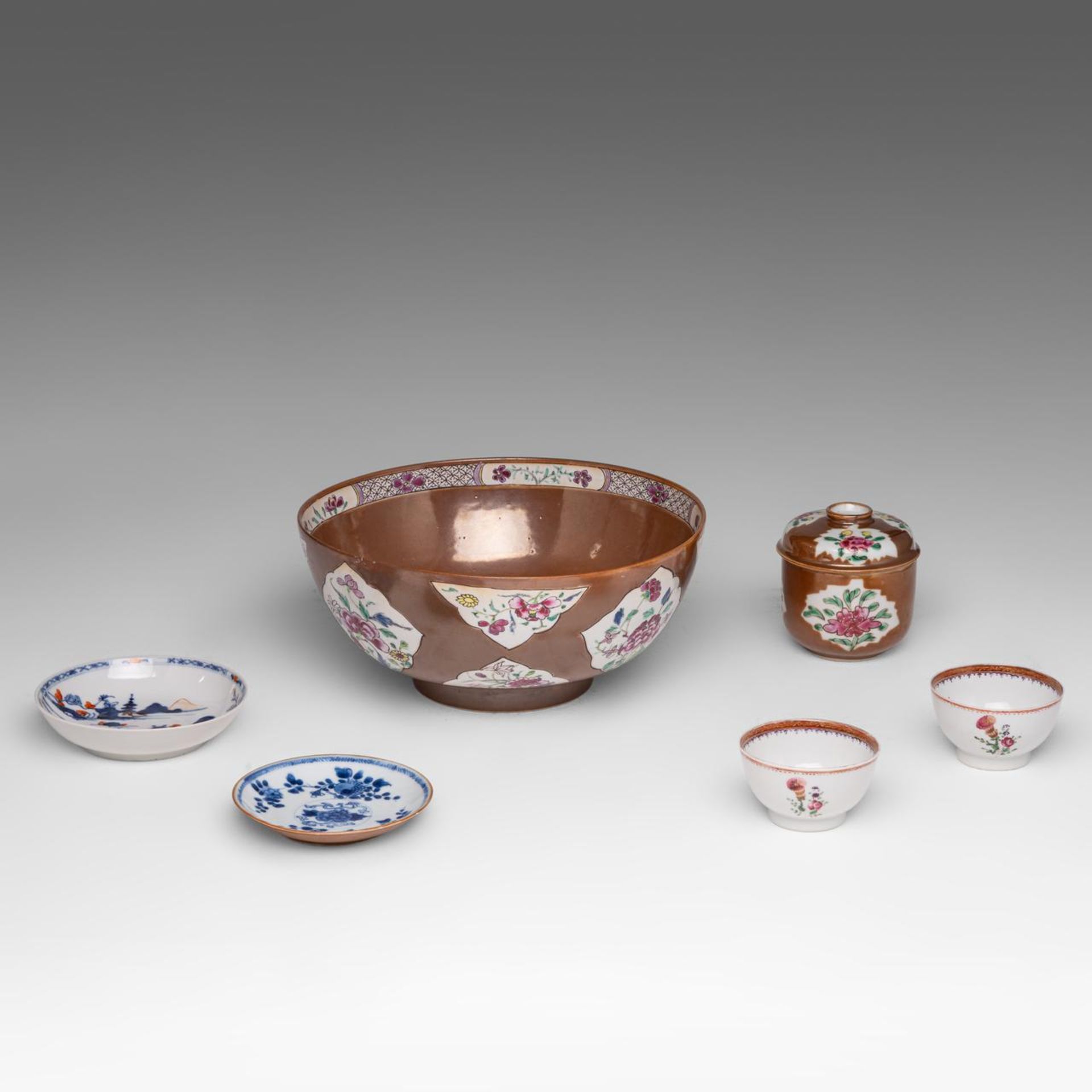 A small collection of Chinese famille rose, blue and white, and Imari export porcelain ware, 18thC, - Bild 11 aus 25