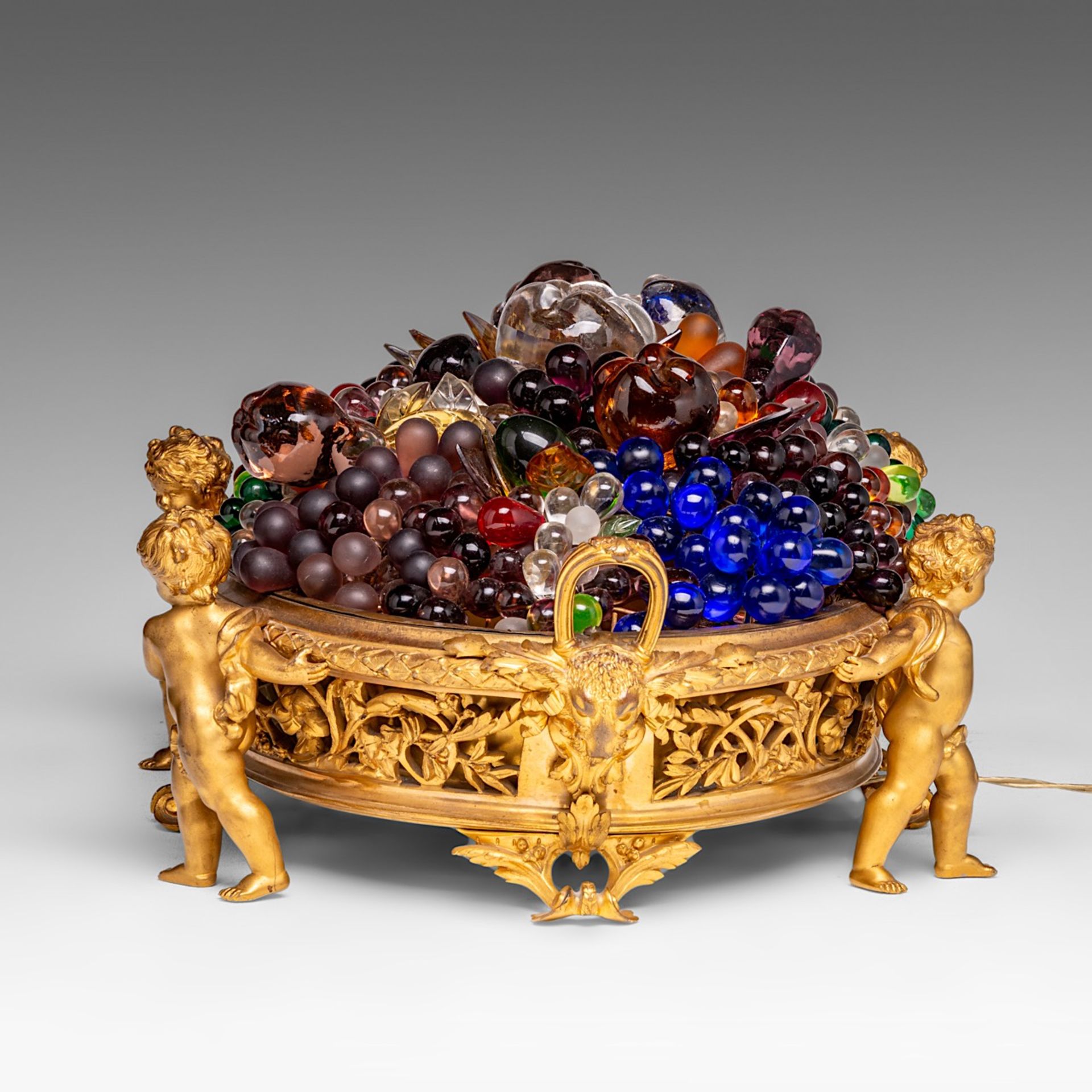 A Neoclassical gilt bronze and glass 'piece de milieu' fruit basket table lamp, ca. 1900, H 20 - W 4 - Image 4 of 16