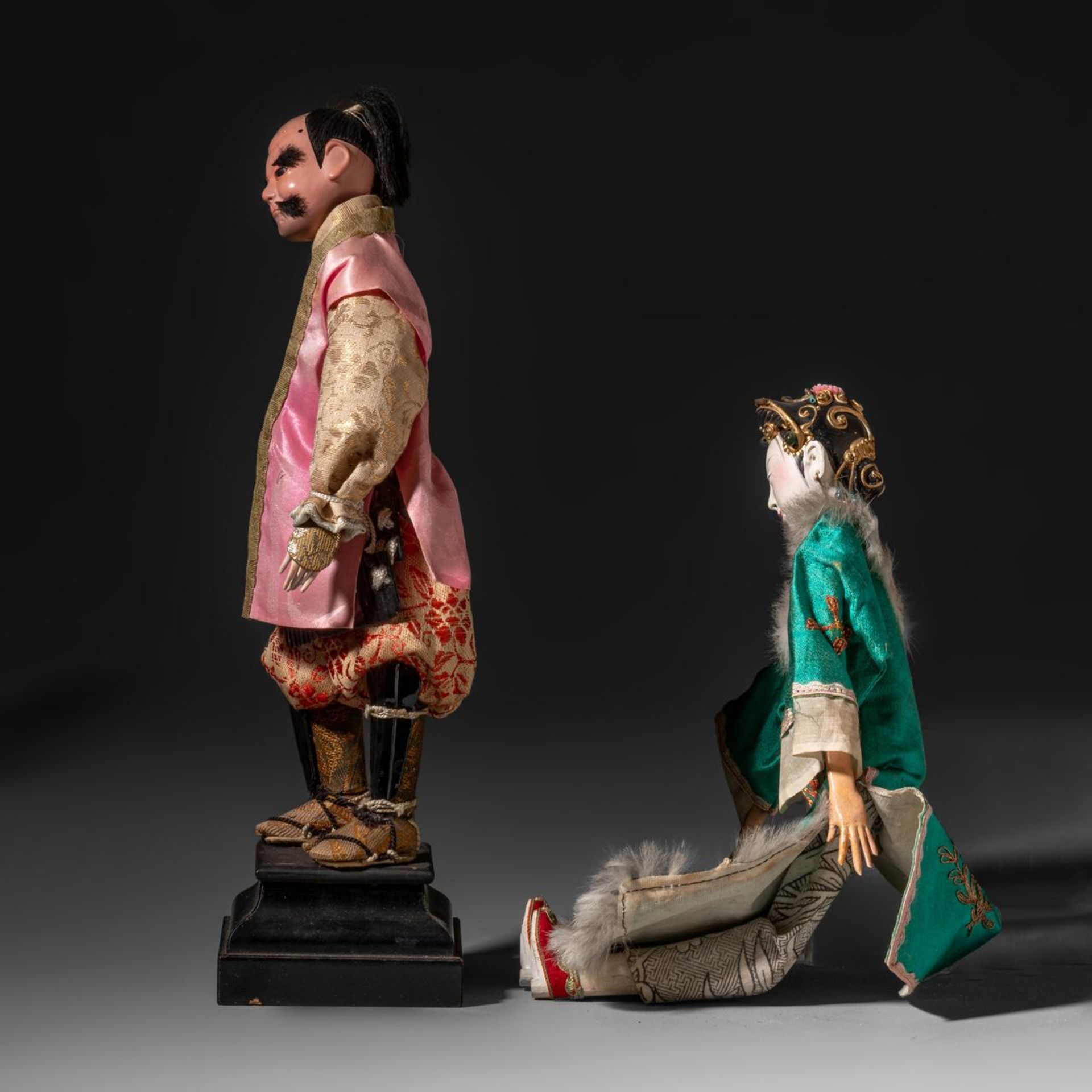 A collection of five Isho Ningyo costume display dolls, Meiji/Taisho period, tallest H 27,5 cm - Image 7 of 9