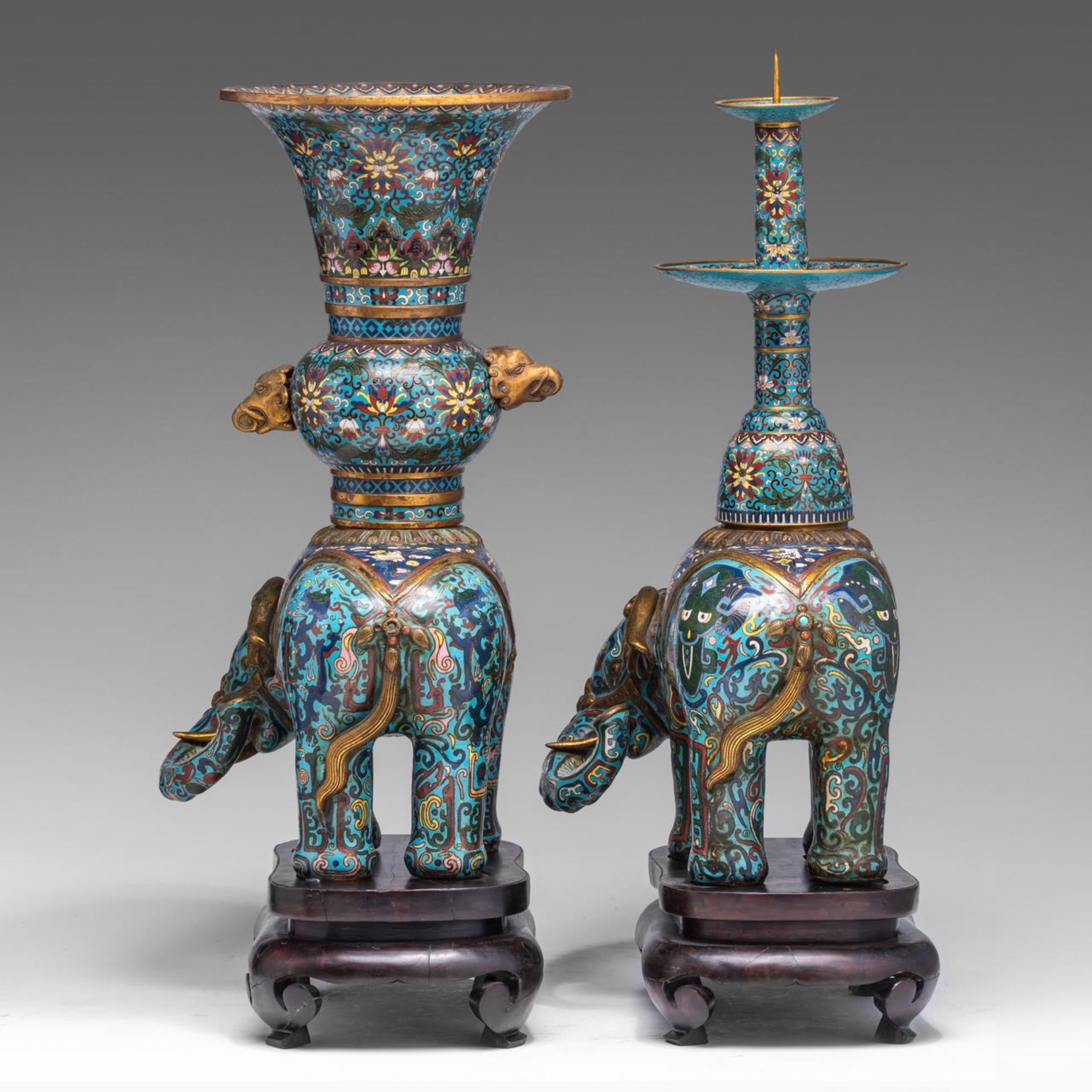 A Chinese five-piece semi-precious stone inlaid cloisonne garniture, late Qing, tallest H 57,5 - W 4 - Bild 16 aus 22