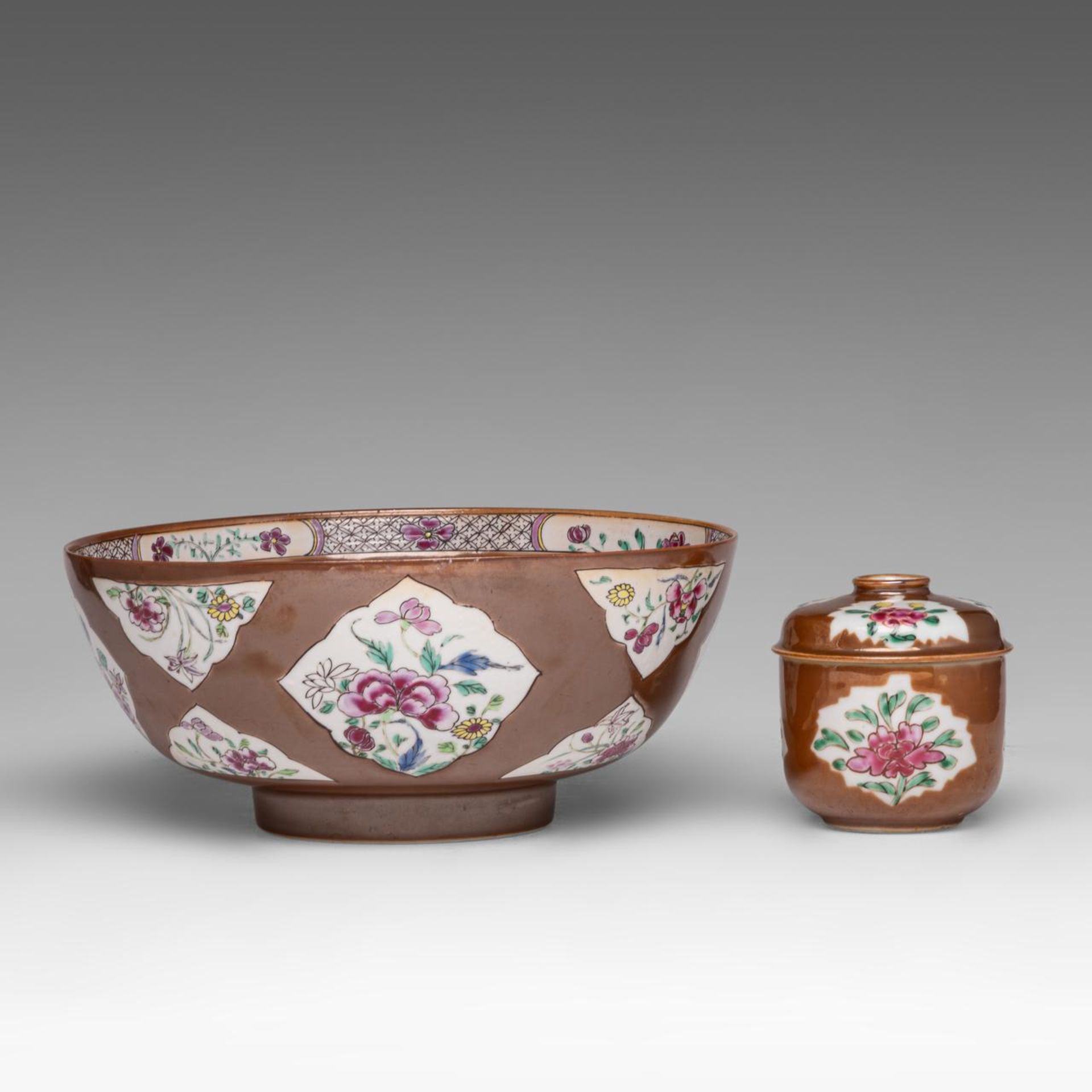 A small collection of Chinese famille rose, blue and white, and Imari export porcelain ware, 18thC, - Bild 15 aus 25