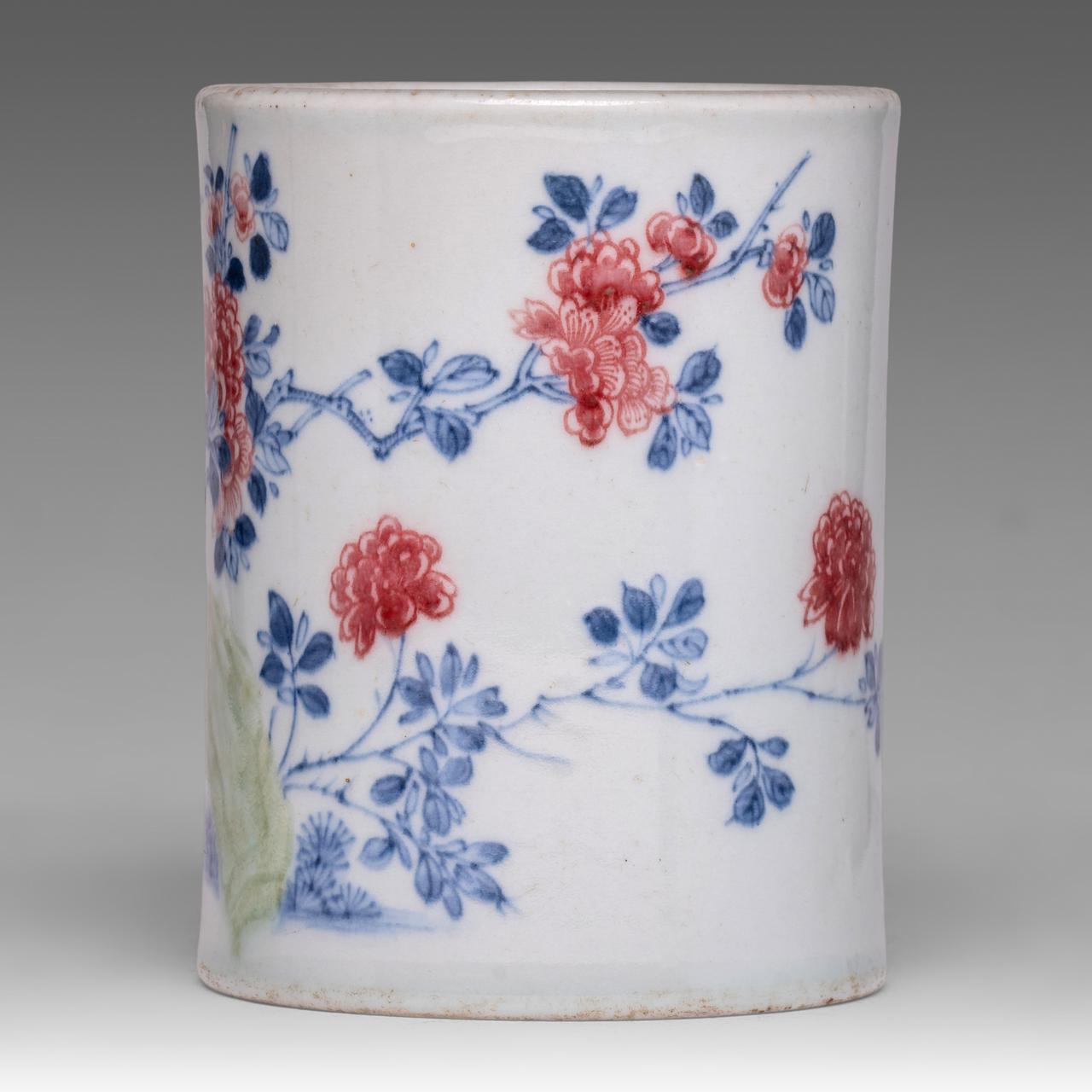 A Chinese blue and white and copper red 'Peony garden' brush pot, H 25,5 cm - Image 3 of 7