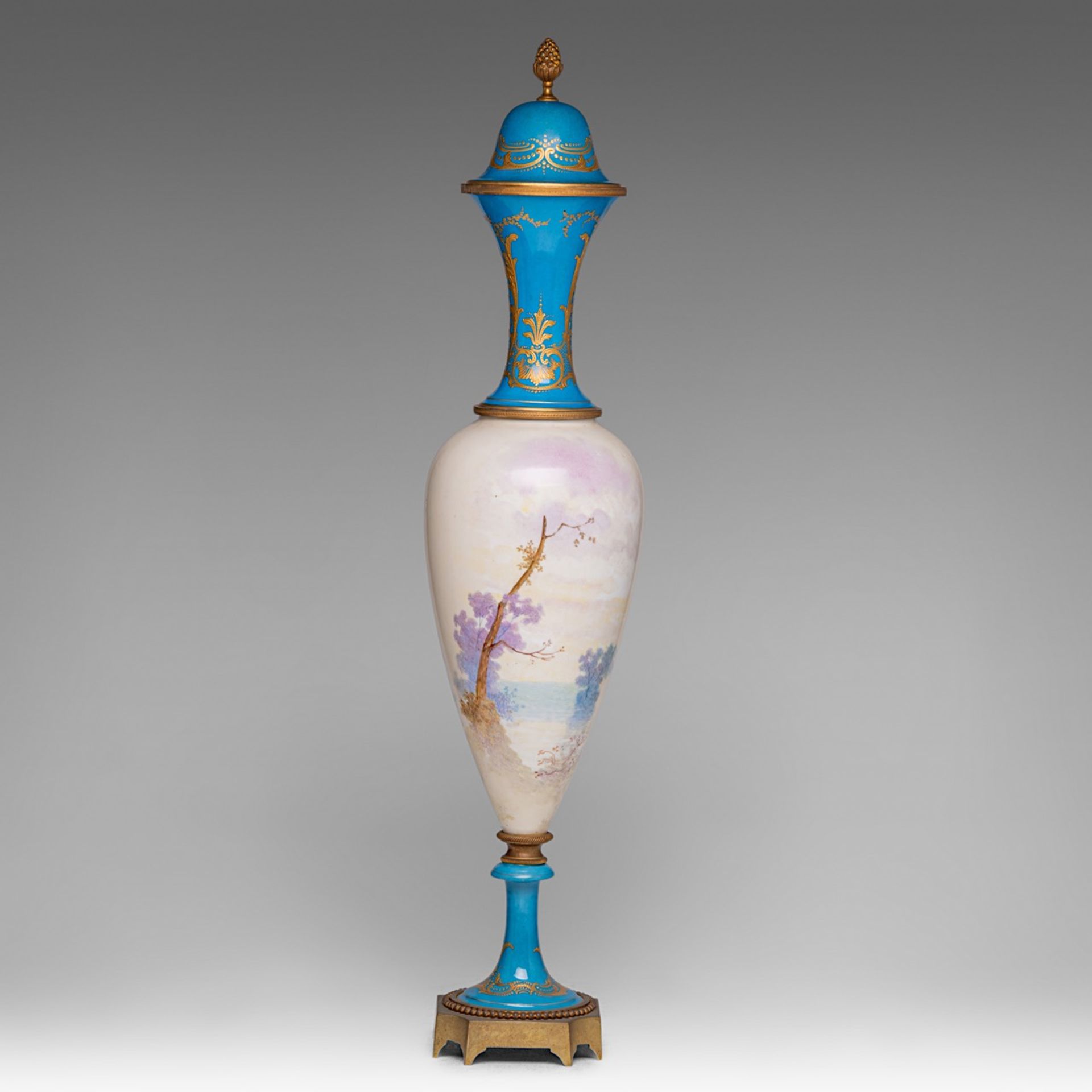 A fine oblong-shaped bleu Celeste ground Sevres vase, with hand-painted decoration of a beauty holdi - Bild 3 aus 8