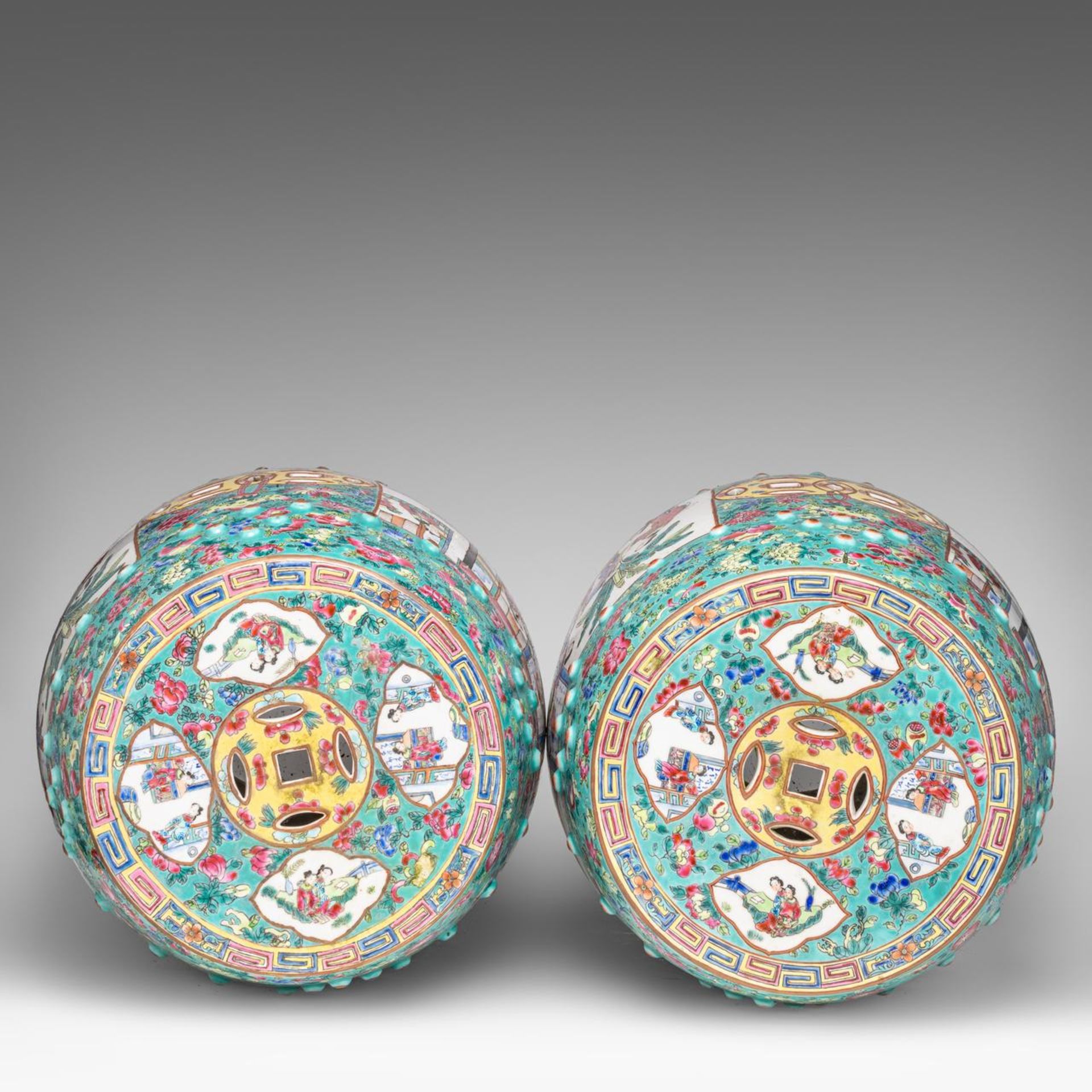 Two Chinese famille rose on turquoise ground 'Beauties on a terrace' garden seats, 20thC, H 48 cm - Image 5 of 6