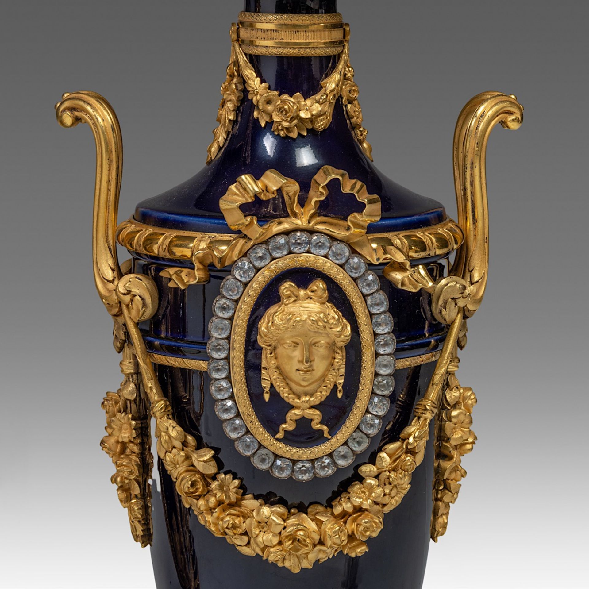 A fine Neoclassical three-piece cobalt blue porcelain and gilt bronze mounted clock set, H 55 - 65 c - Bild 8 aus 16