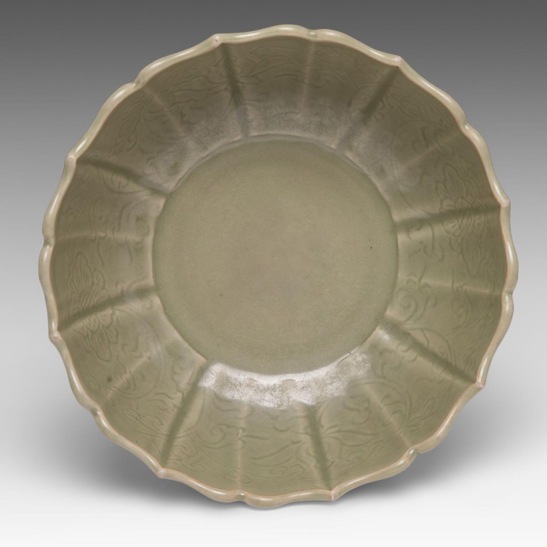 A large Chinese carved Longquan celadon bracket-lobed rim bowl, Ming dynasty, dia 31,5 - H 15 cm - Image 5 of 6