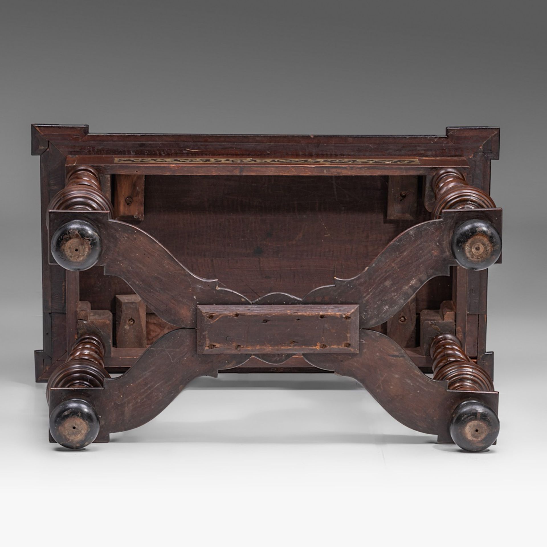 A fine Baroque rosewood and mahogany veneered centre table, 17thC, H 80 - W 105 - D 60 cm - Image 7 of 7