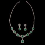 An 18CT white gold jewellery set with emeralds and brilliant-cut diamonds, total weight: 68,7 g