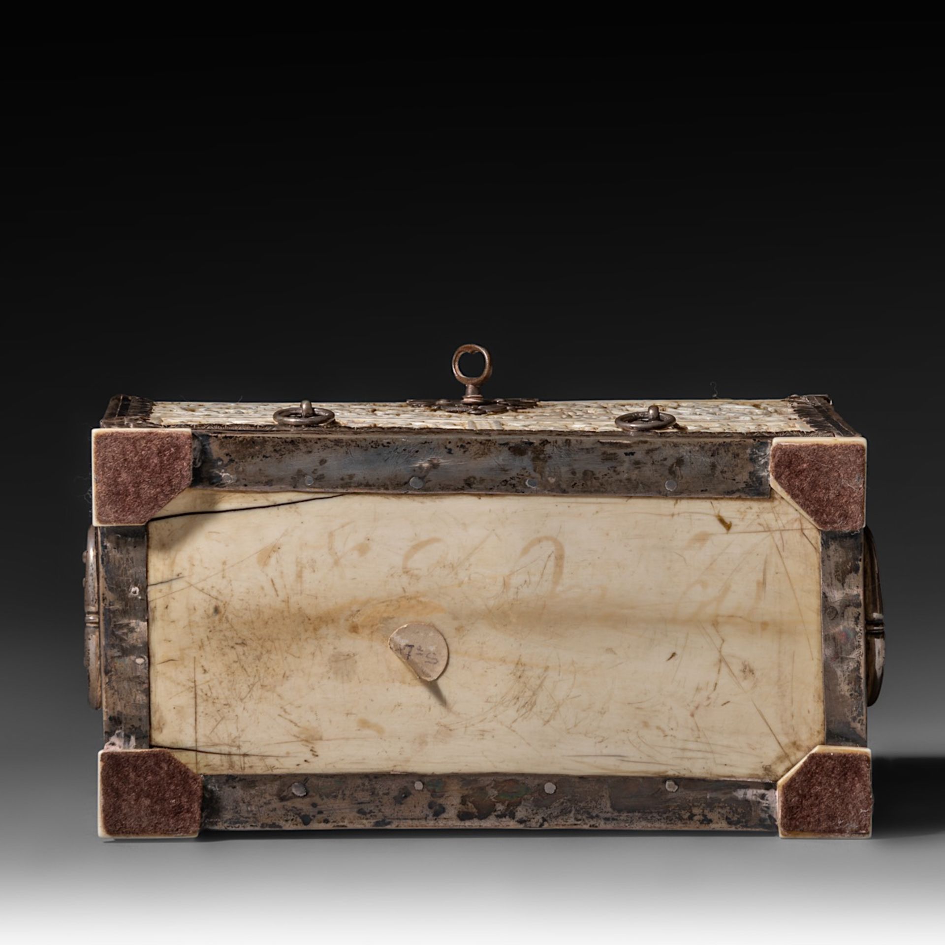 A 17th/18th-century Sinhalese (Sri Lanka) ivory jewelry casket, H 13,5 - W 19,3 - D 10,1 cm / total - Image 8 of 11