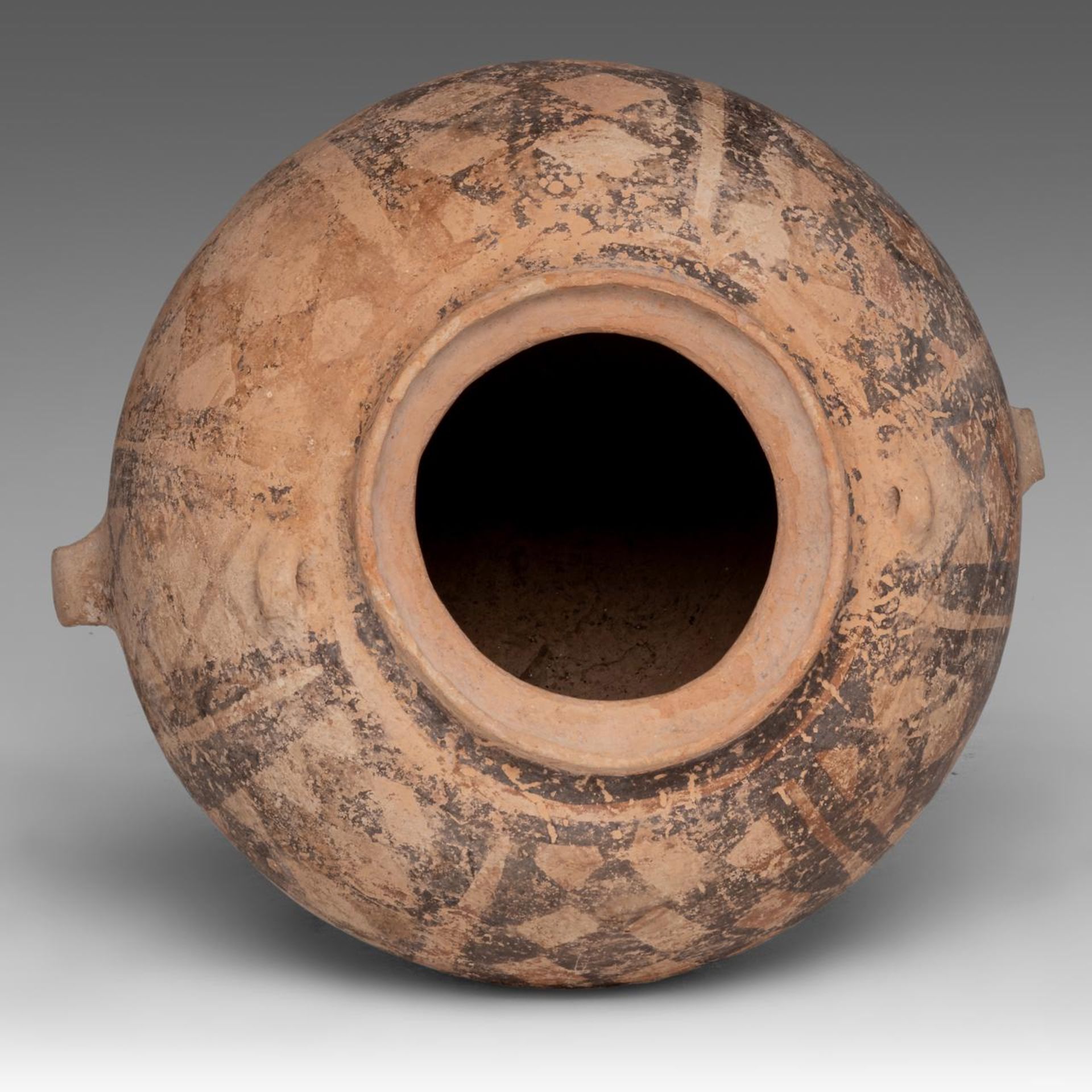A Chinese Neolithic Yangshao/Majiayao culture painted pottery jar, Banshan-type, H 22 cm - Bild 5 aus 6