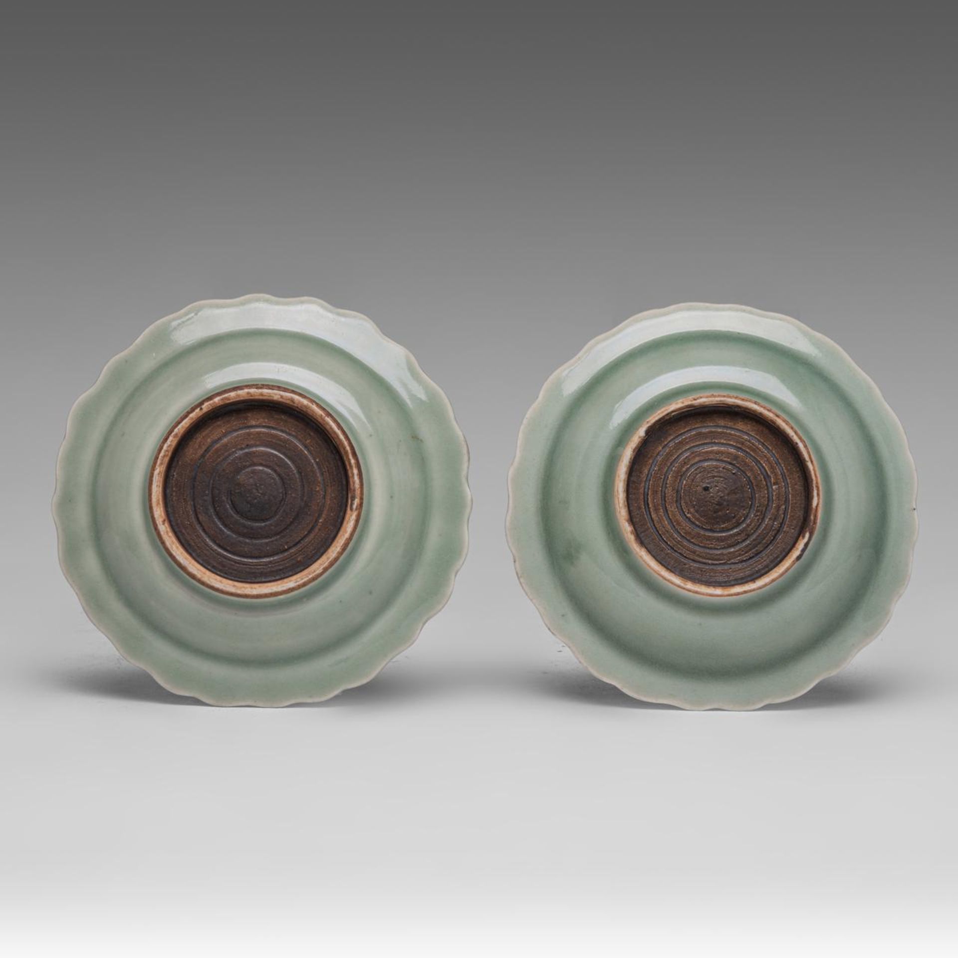 A pair of Chinese incised celadon ware 'Lotus' plates, 19thC, dia 12,7 cm - Bild 2 aus 2