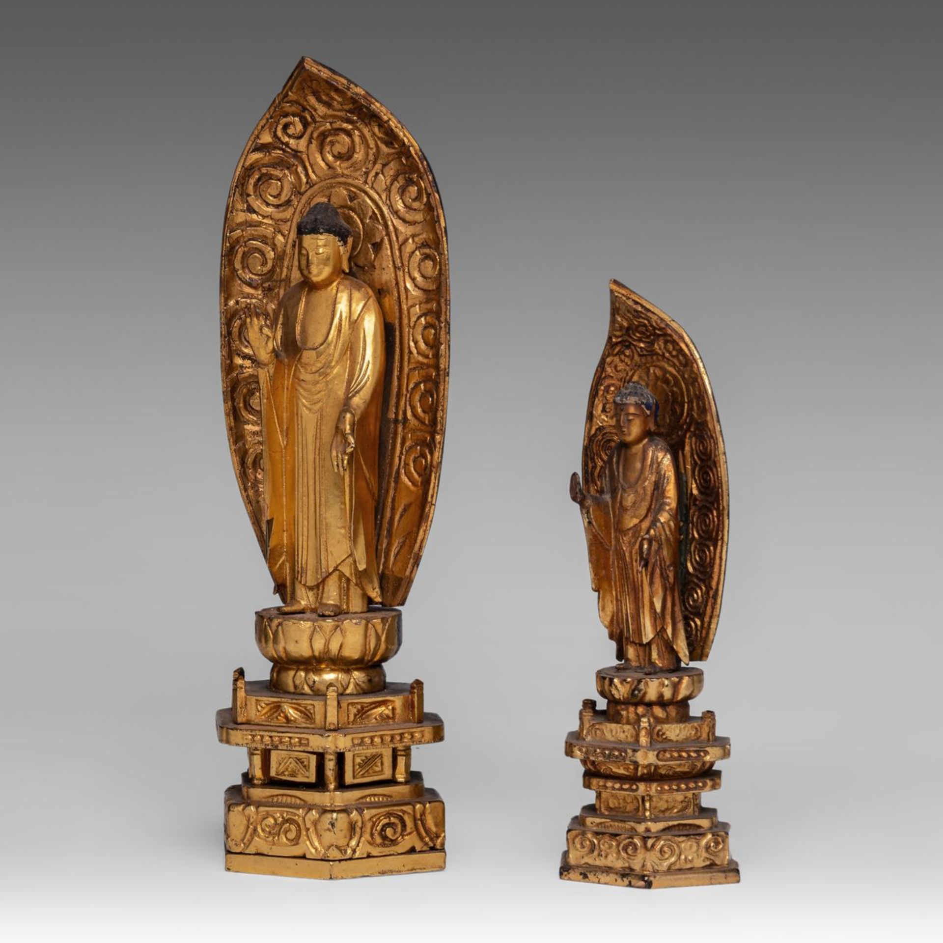 Two Japanese gilt lacquered figures of standing Buddha, late 19thC/ 20thC, H 24,5 - 33 cm - Bild 2 aus 7