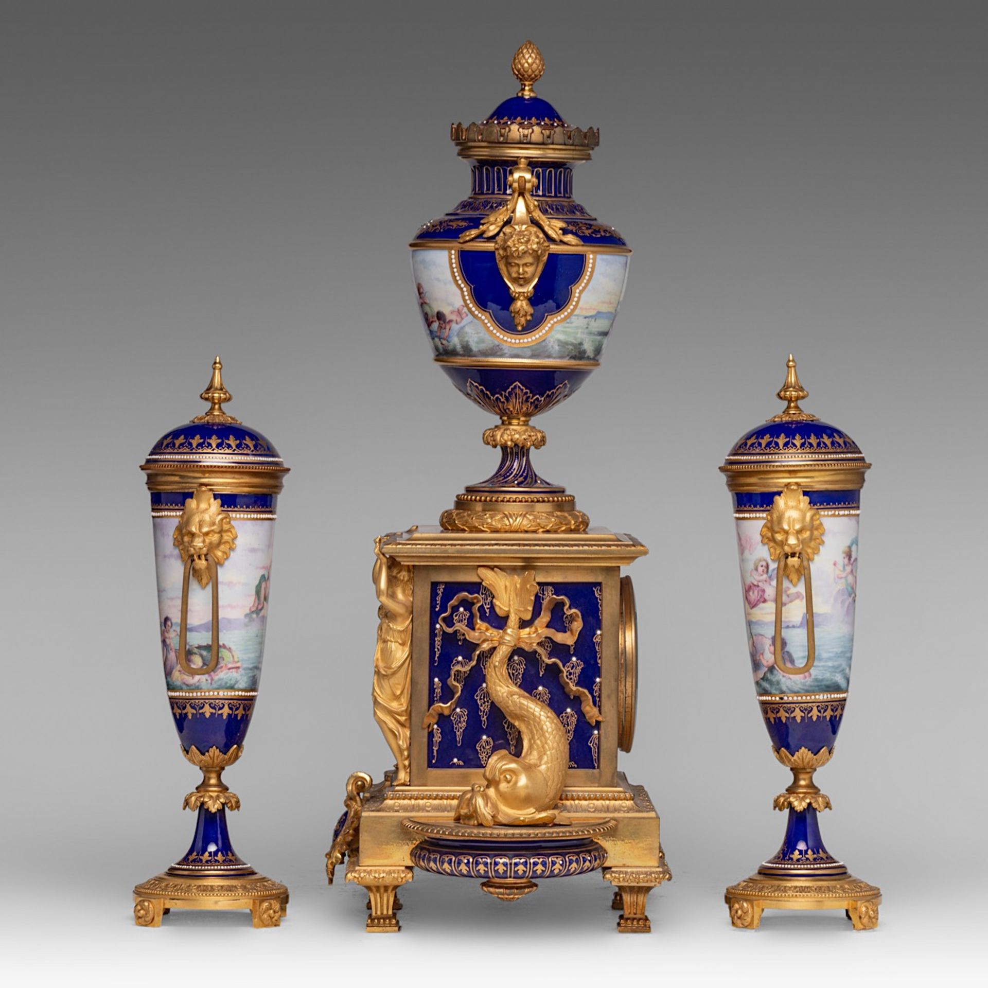A fine Belle Epoque three-piece gilt bronze and Sevres porcelain mantle clock, H 33,5 - 52 cm - Bild 2 aus 7
