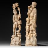 Two Japanese walrus ivory figures, Taisho, H 25,3 - 25,8 cm / 358 - 567 g