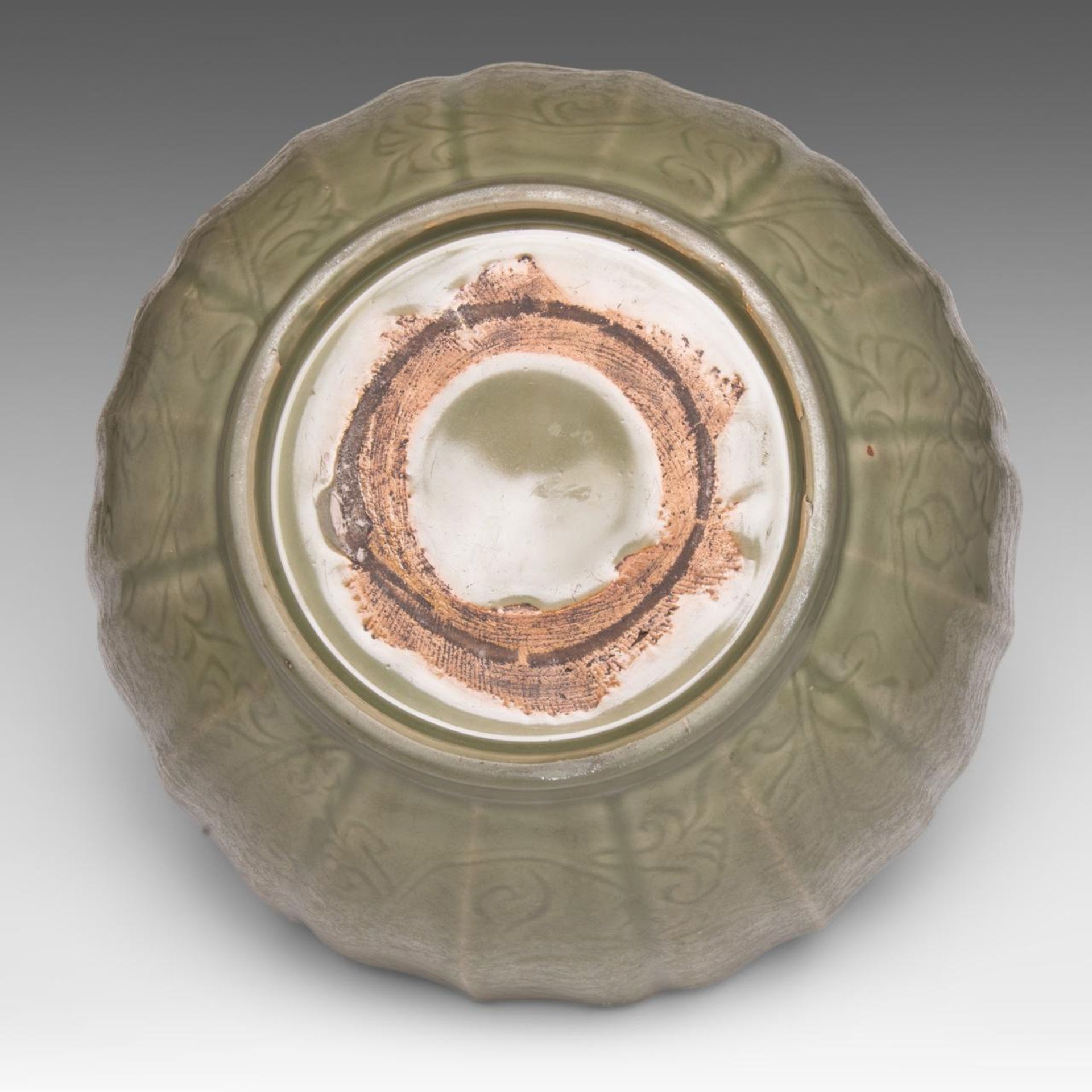 A large Chinese carved Longquan celadon bracket-lobed rim bowl, Ming dynasty, dia 31,5 - H 15 cm - Image 6 of 6