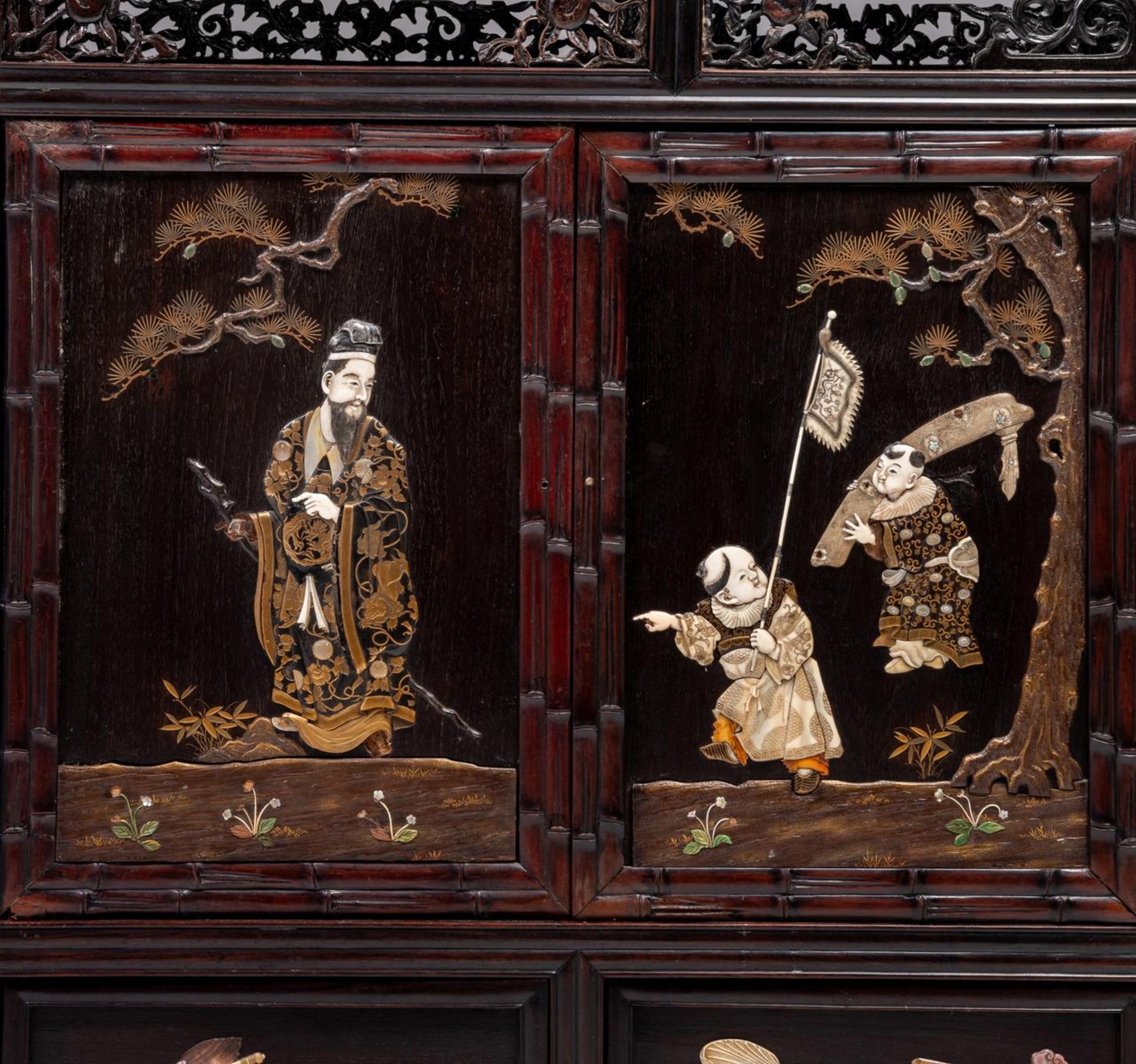 A Japanese hardwood display cabinet with Shibayama inlay, Meiji period, H 156,5 cm - W 114 cm - D 39 - Bild 8 aus 11