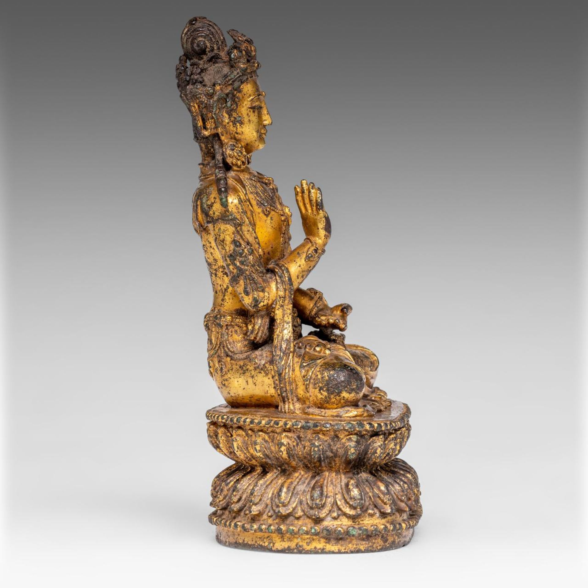 A Chinese gilt bronze figure of a bodhisattva, H 17 cm - Weight about 1093 g - Bild 5 aus 7