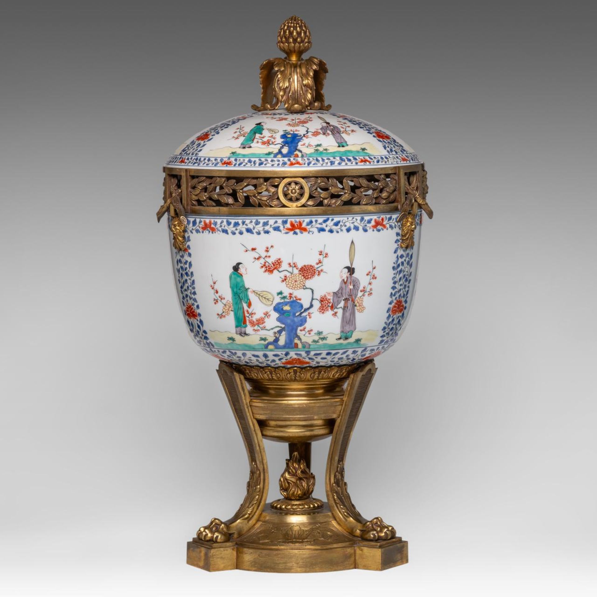 A Kakiemon-style tureen and cover, impressively mounted, late 18thC, total H 66 cm